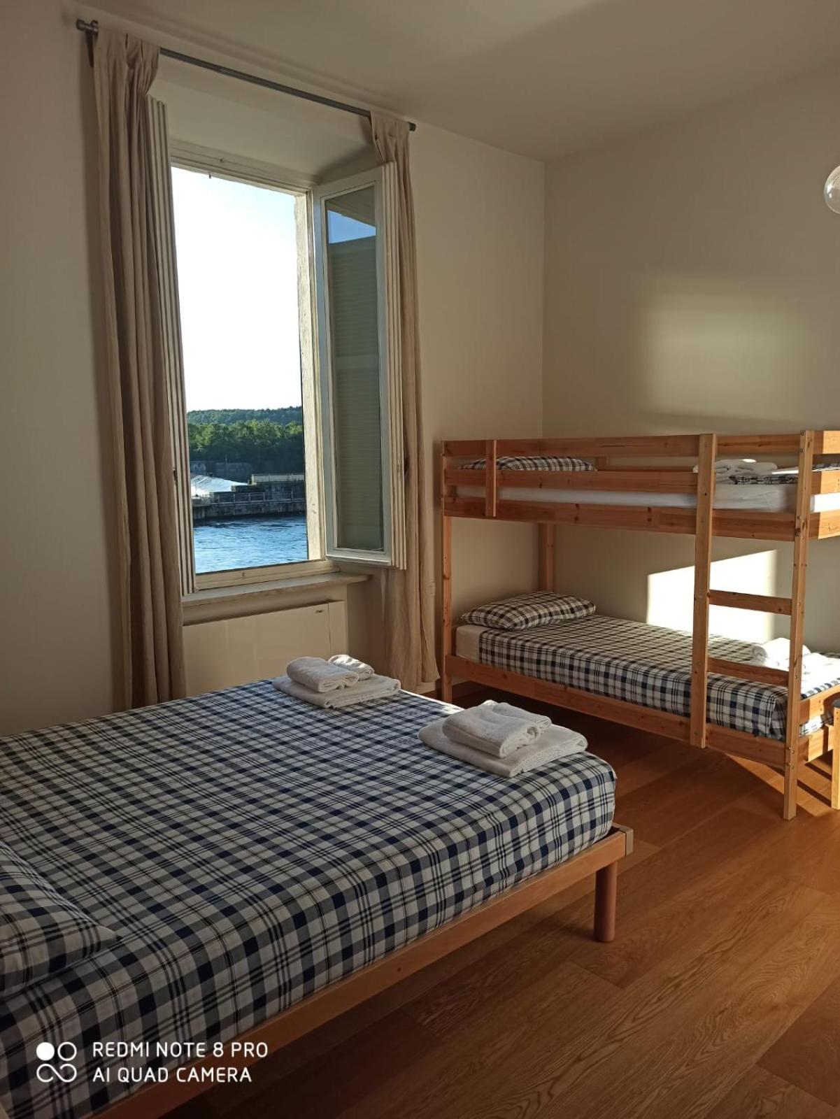 Quadruple Room with Private Bathroom photo 1