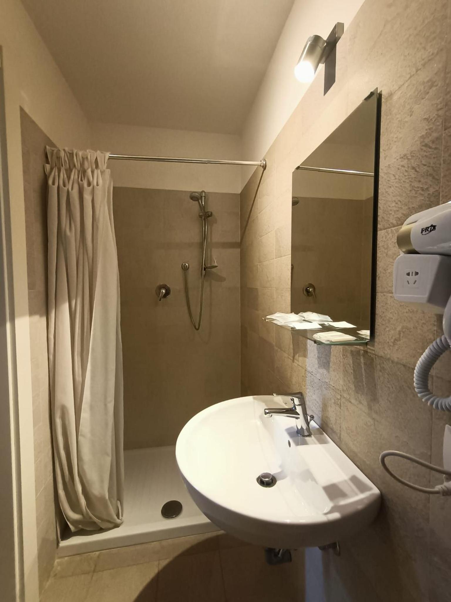 Twin Room with Bathroom - Photo 2