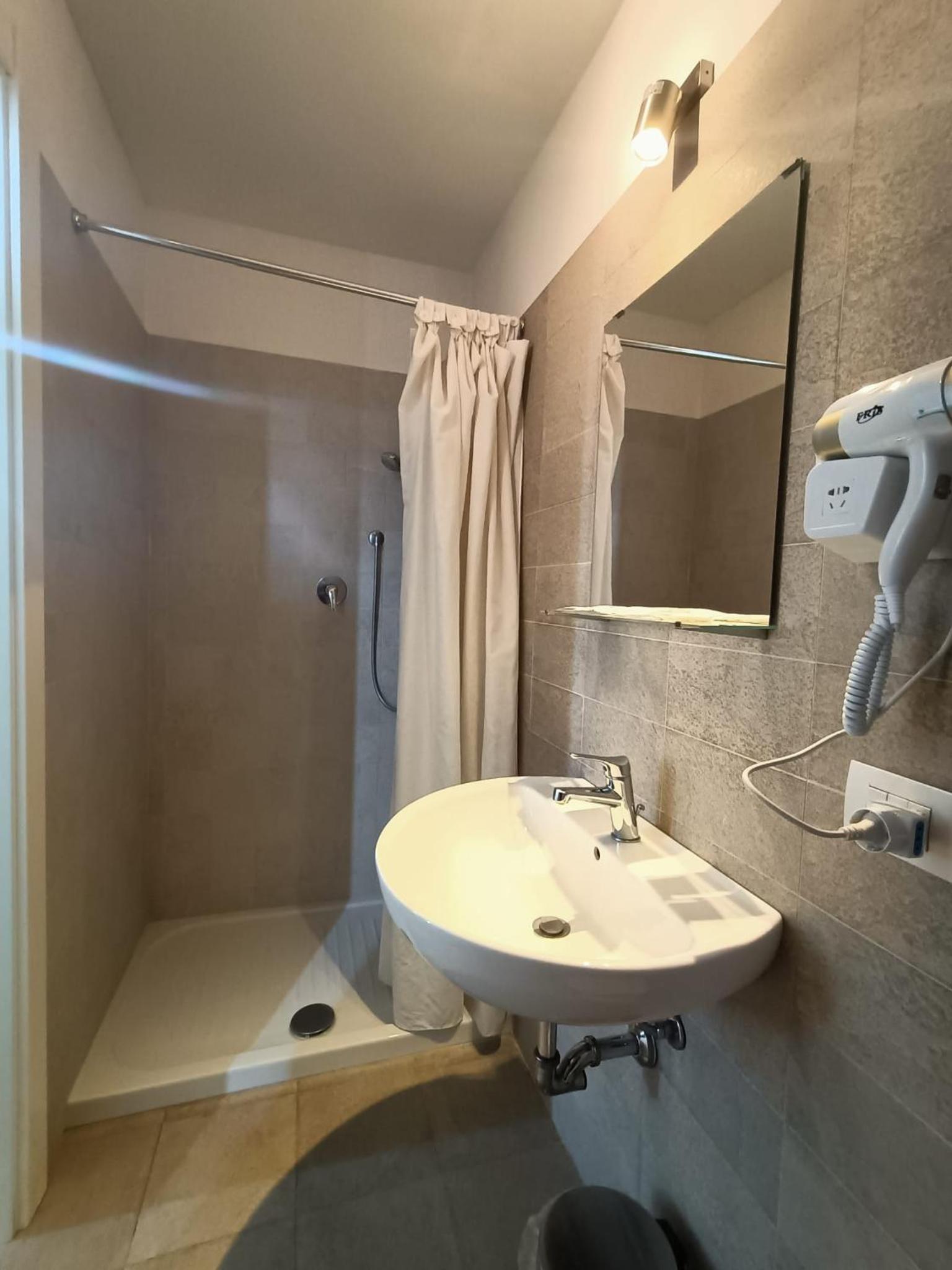Quadruple Room with Bathroom - Photo 5