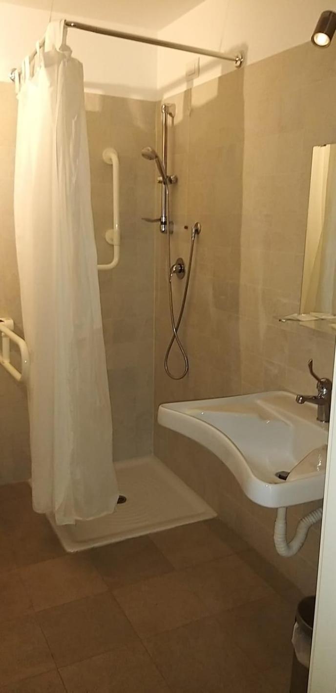 Queen Room with Two Queen Beds - Disability Access - Photo 4