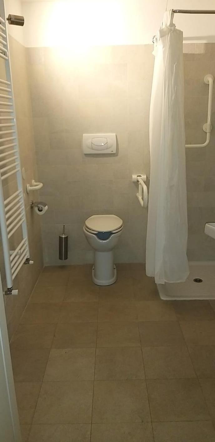 Queen Room with Two Queen Beds - Disability Access - Photo 3