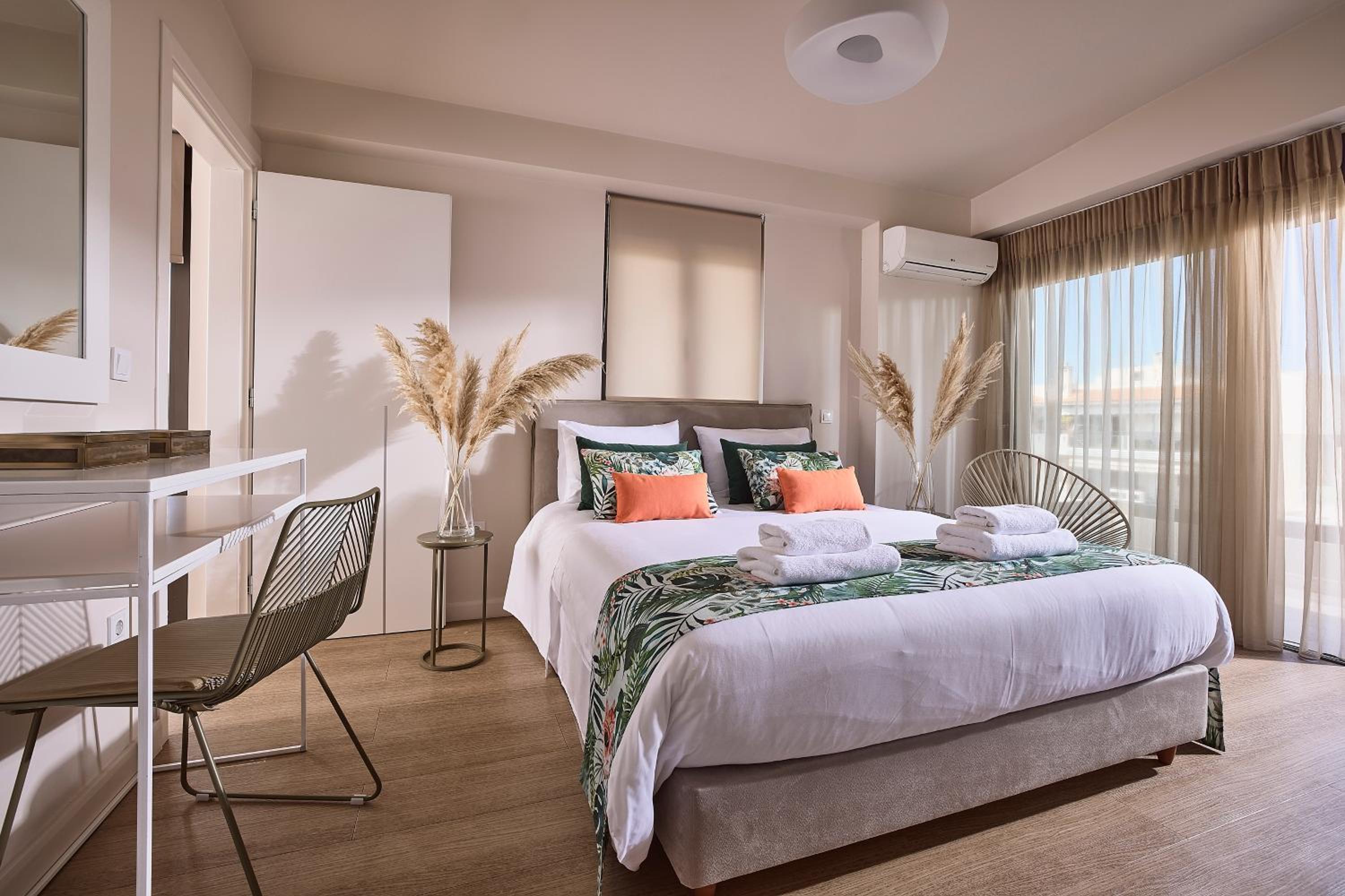 Top Floor Luxury Apartment with Private Pool (Olive)