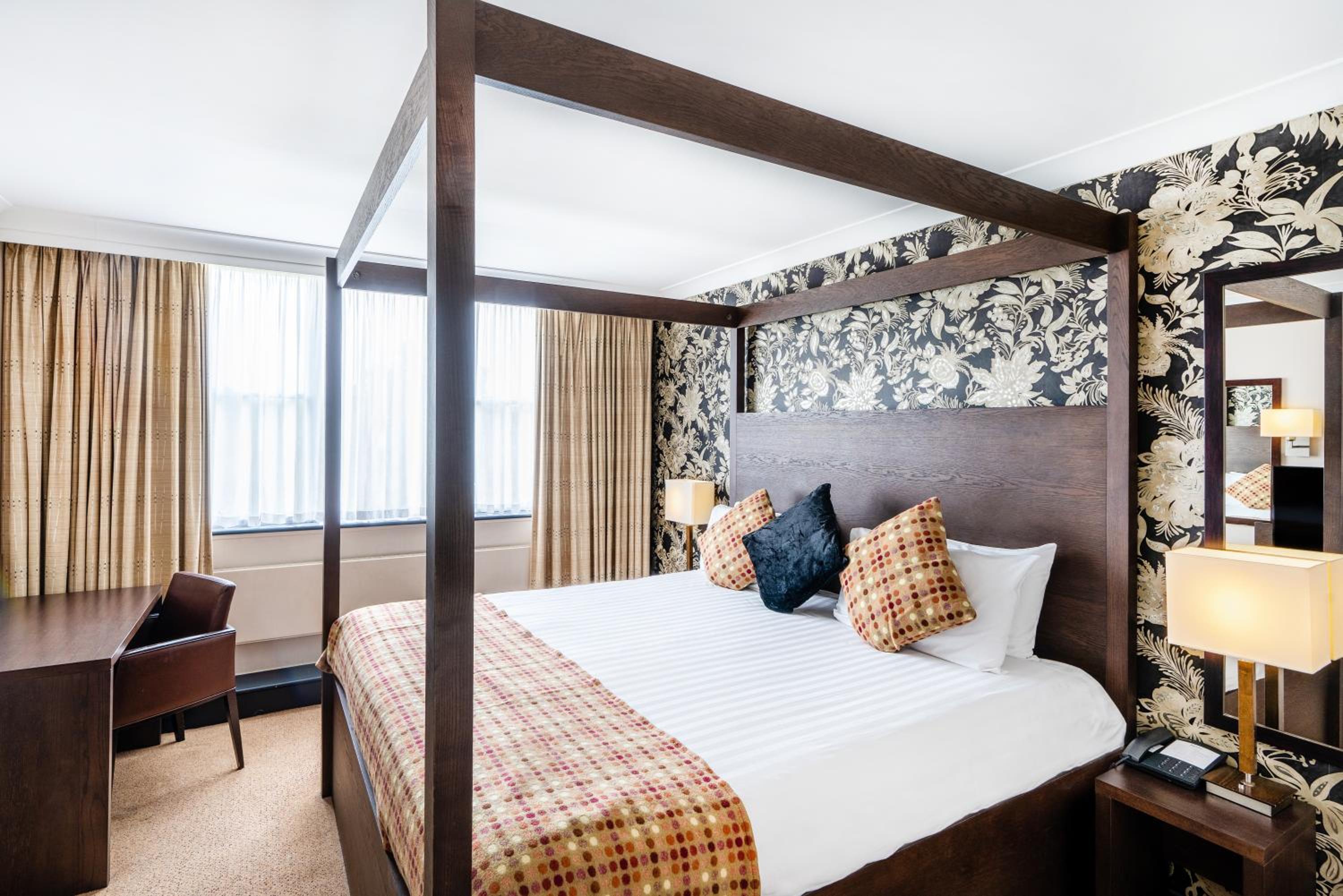 Superior Suite with Lake View photo 2