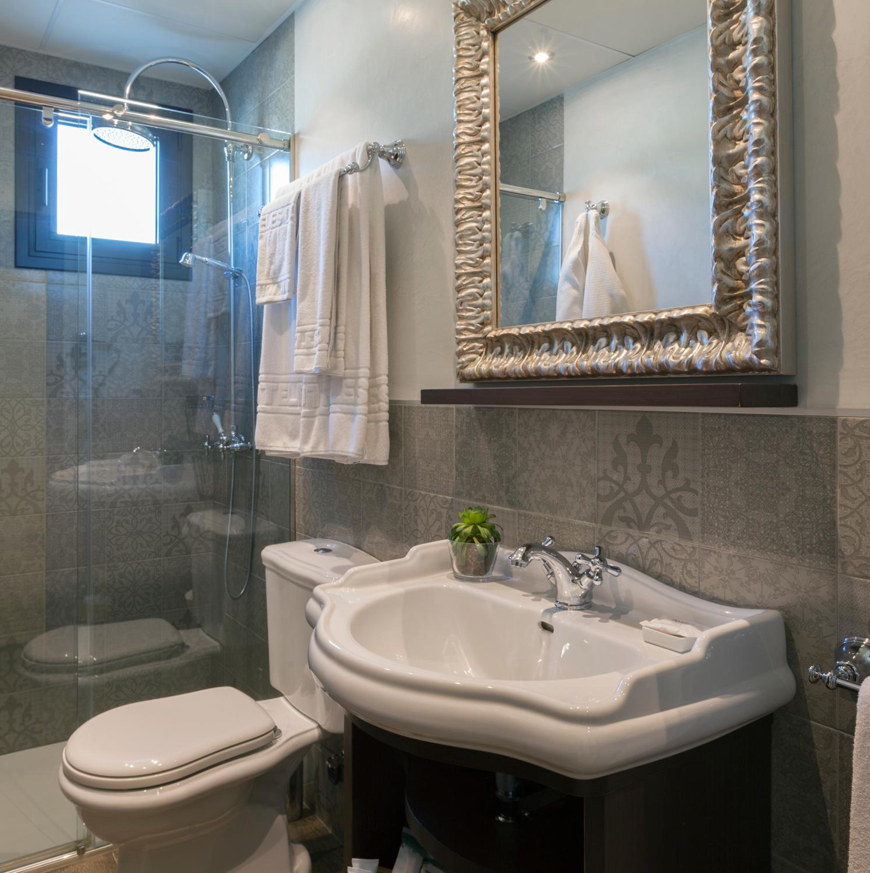 Double or Twin Room with Sea View - Photo 8