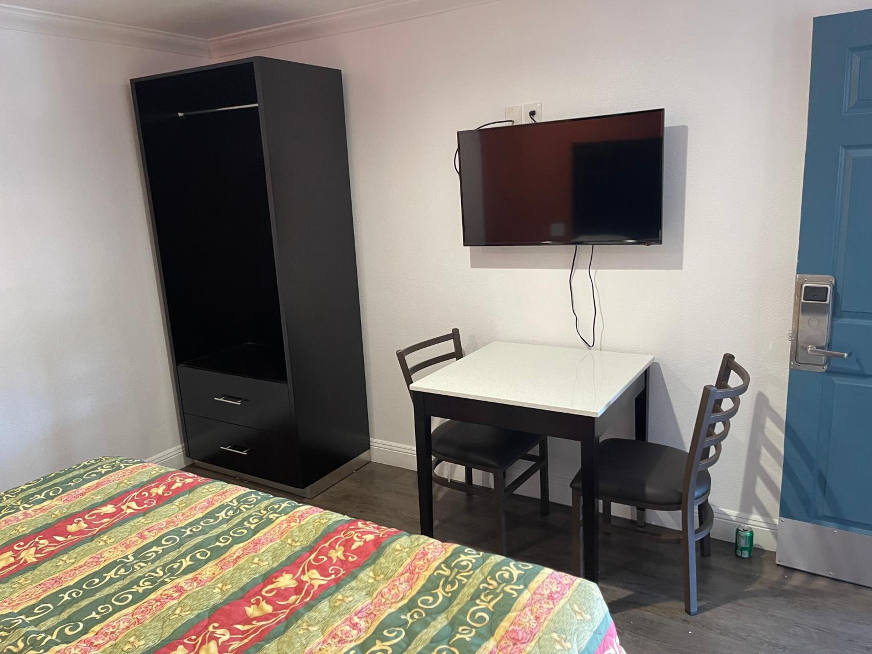 King Room with Roll-in Shower - Disability Access - Non-Smoking
