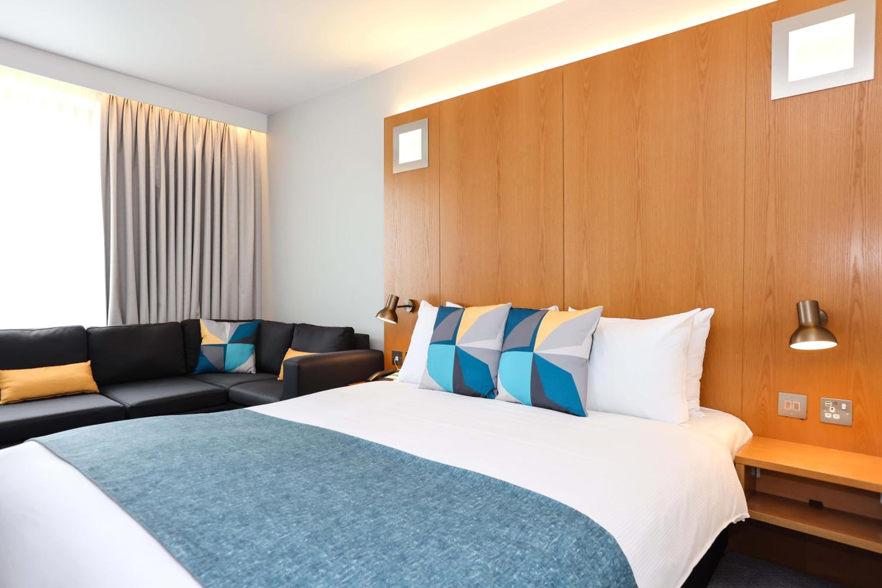 Standard Queen Room with Single Sofa Bed photo 2