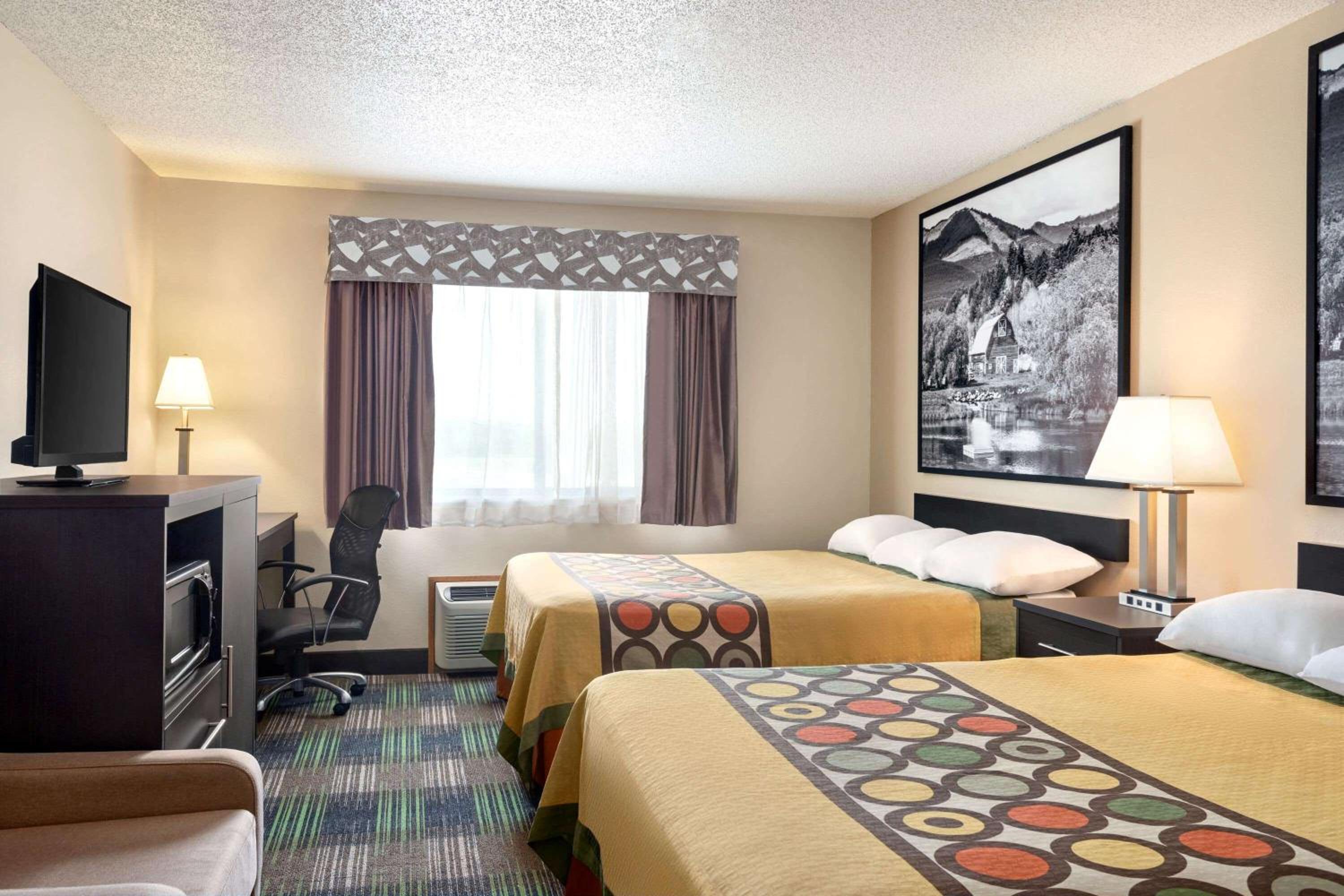 Queen Room with Two Queen Beds - Non-Smoking - Photo 2