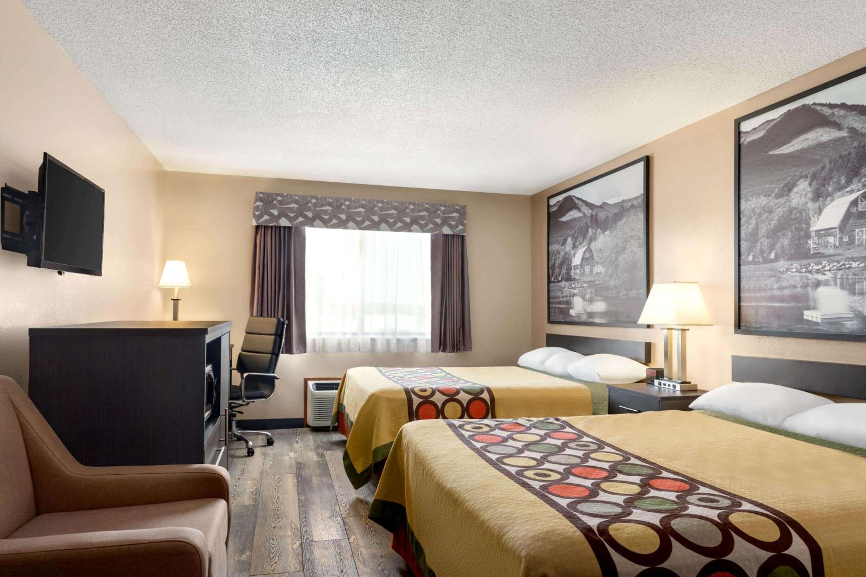Queen Room with Two Queen Beds - Non-Smoking - Photo 3