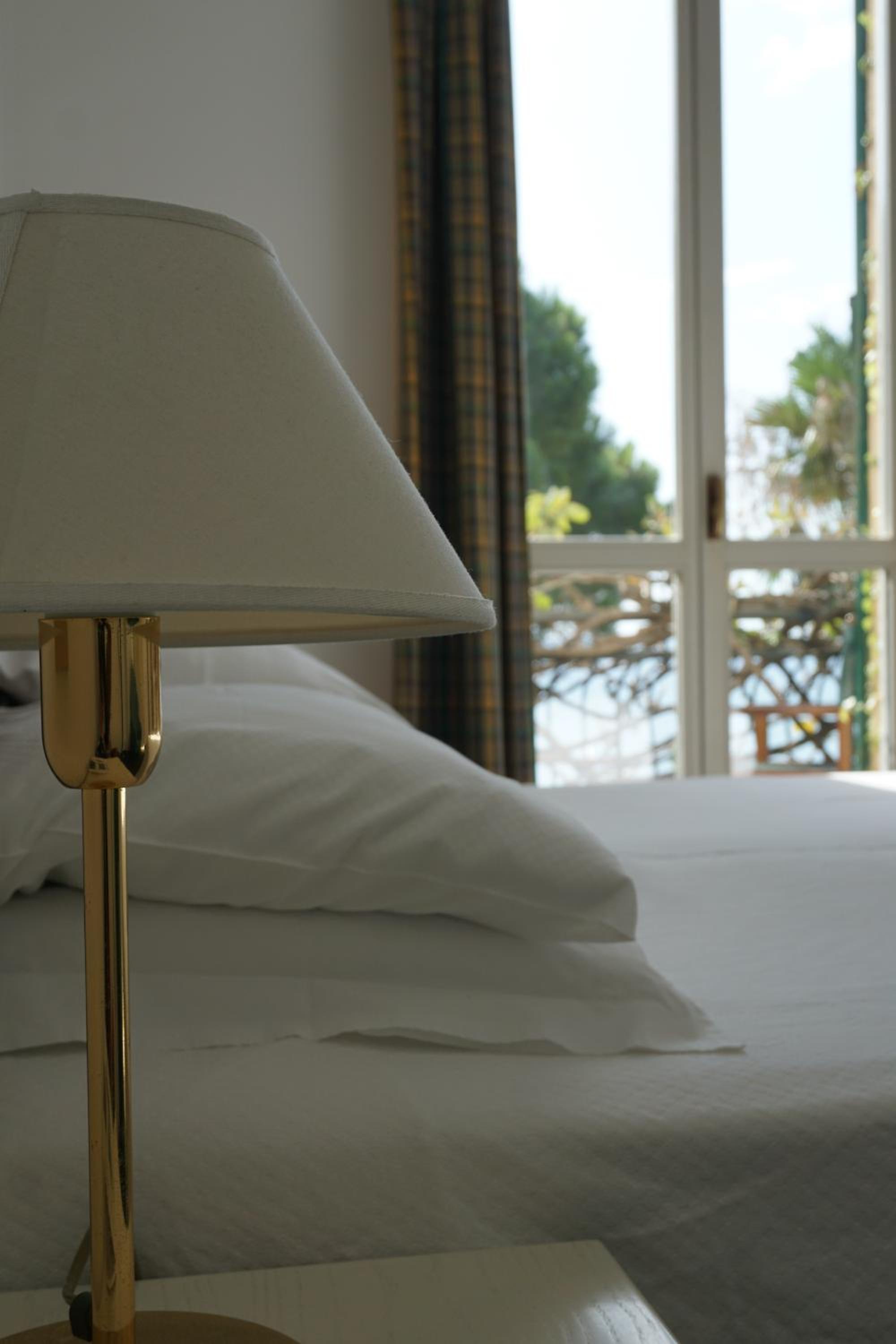 Double or Twin Room with Sea View - Photo 1