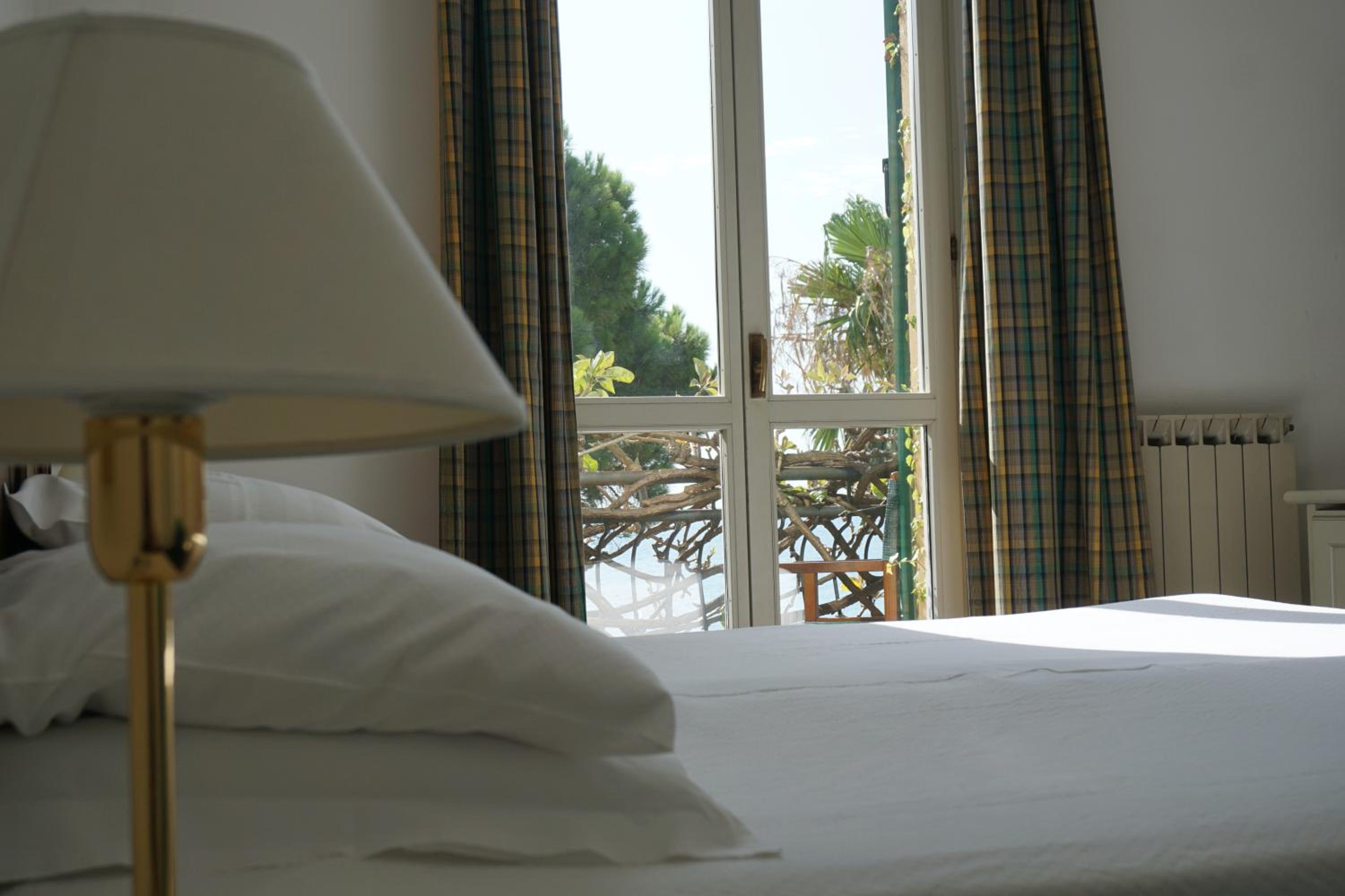 Double or Twin Room with Sea View - Photo 6