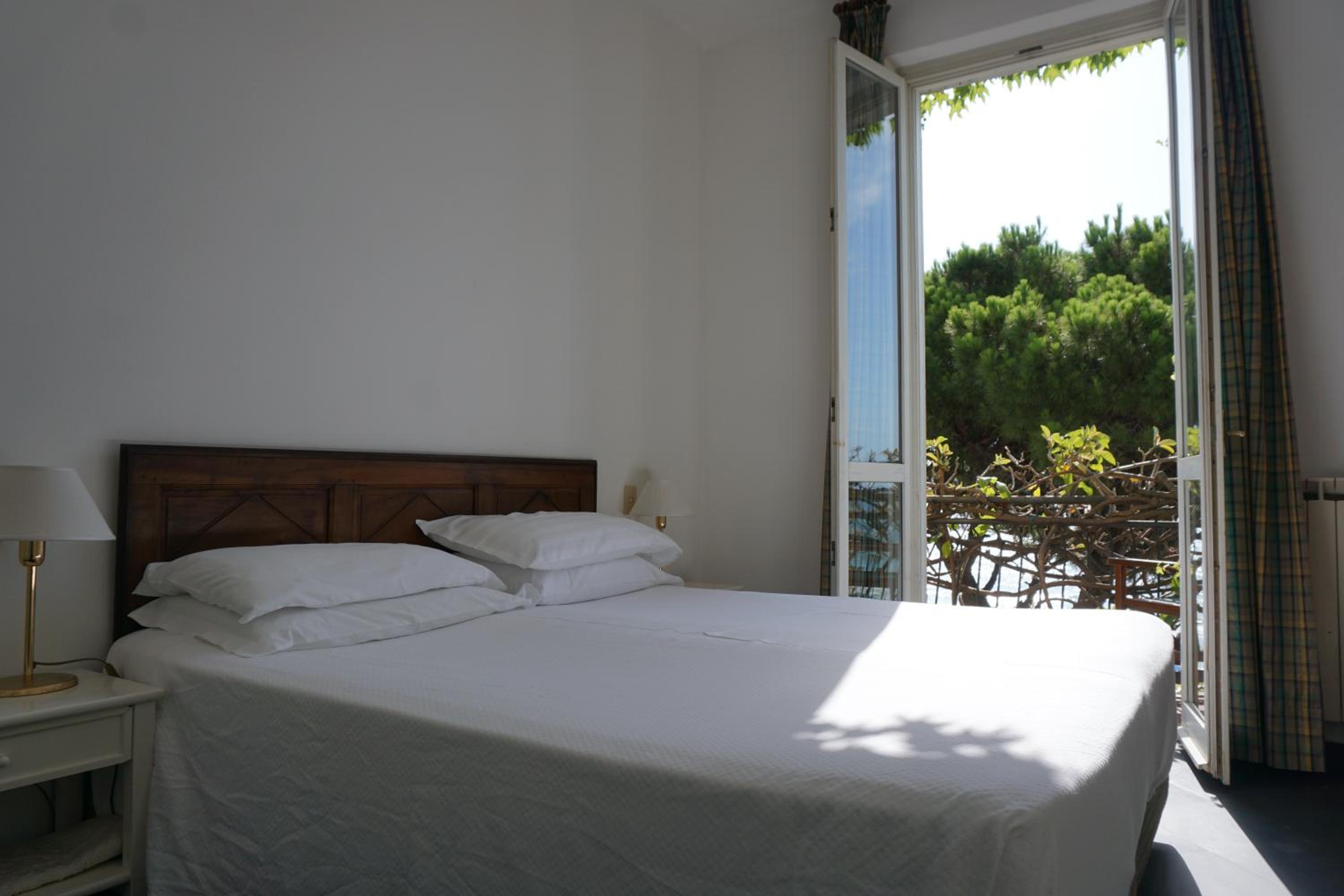 Double or Twin Room with Sea View - Photo 13