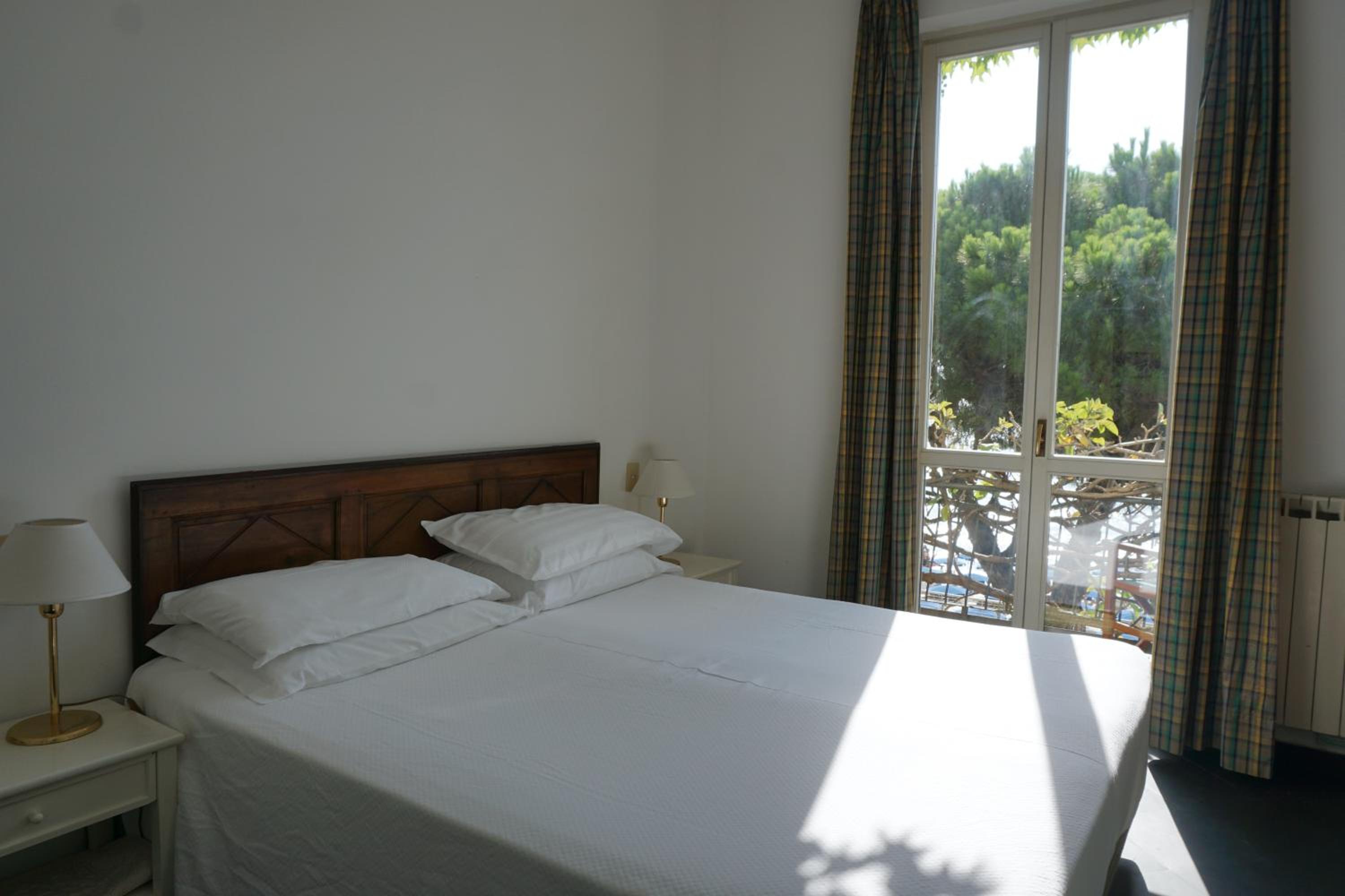 Double or Twin Room with Sea View - Photo 9