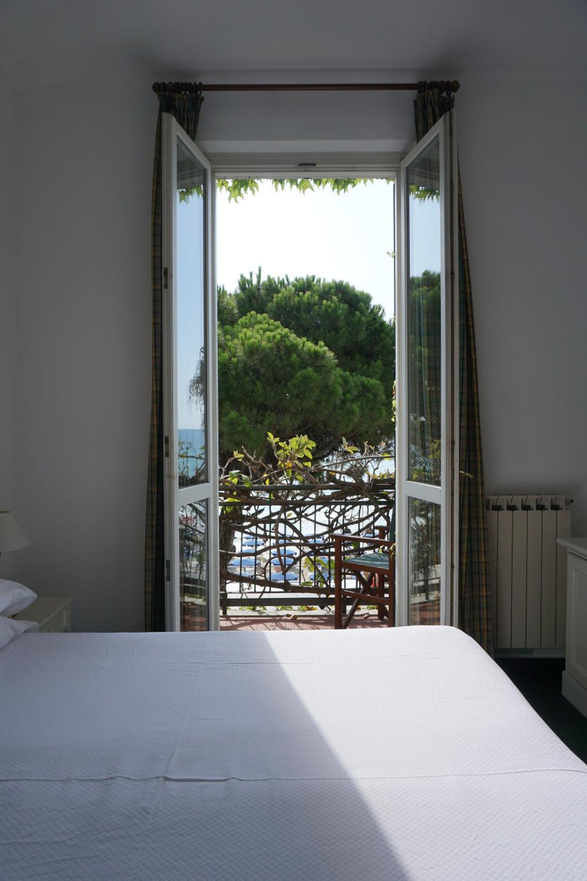 Double or Twin Room with Sea View - Photo 7