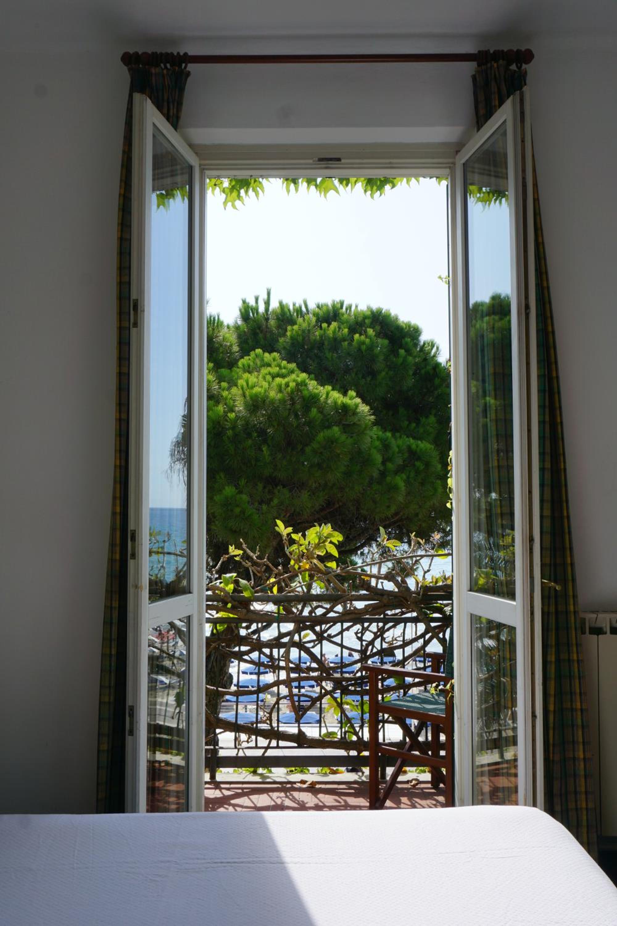 Double or Twin Room with Sea View - Photo 5