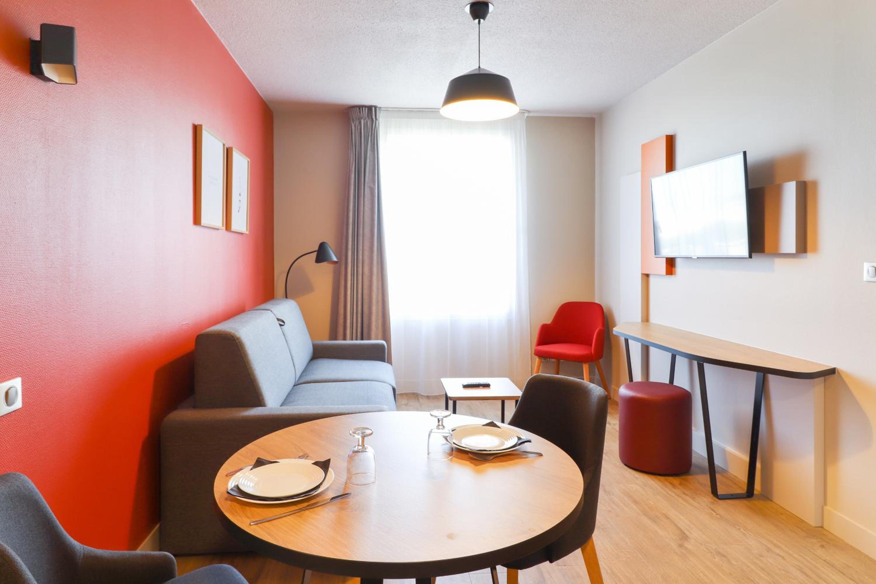 One-Bedroom Apartment - Photo 3