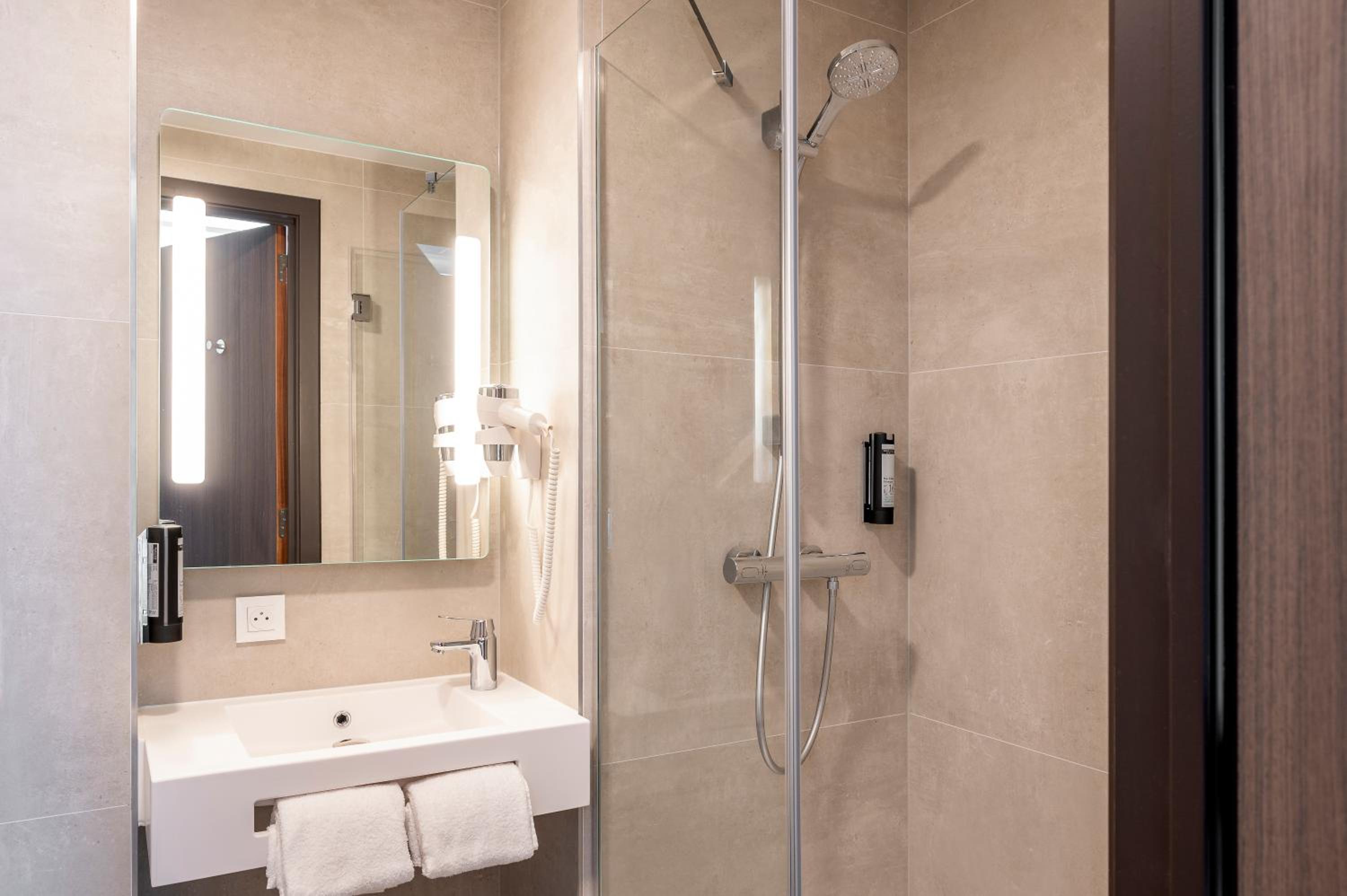 Standard Double Room - Photo 5