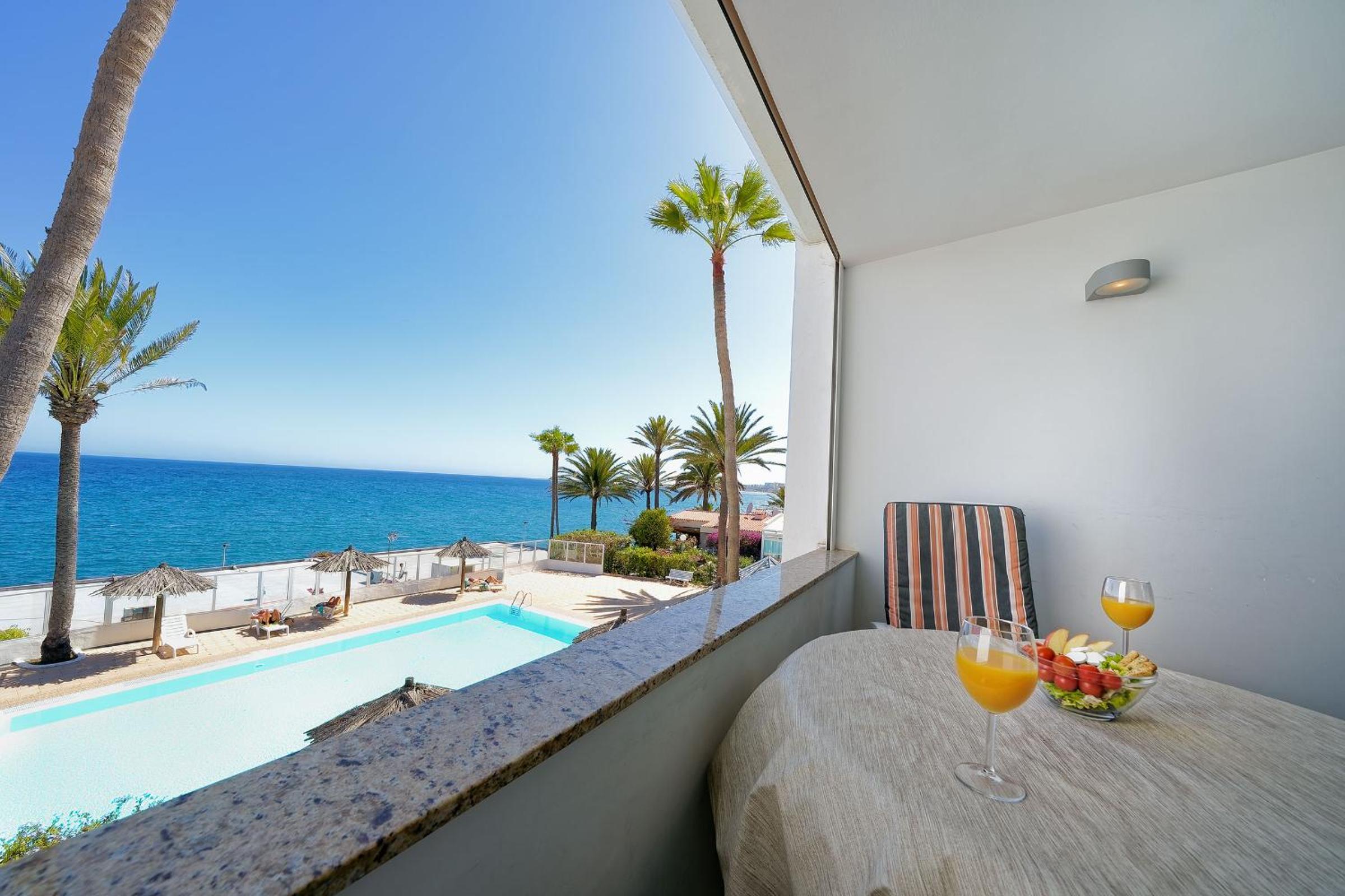 Apartment with Balcony photo 2