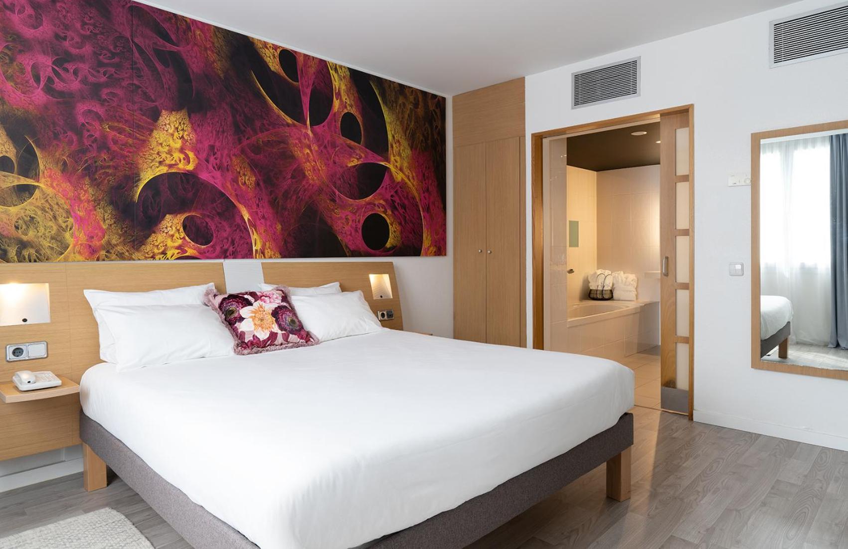 Executive Room with 1 Queen bed - Photo 2