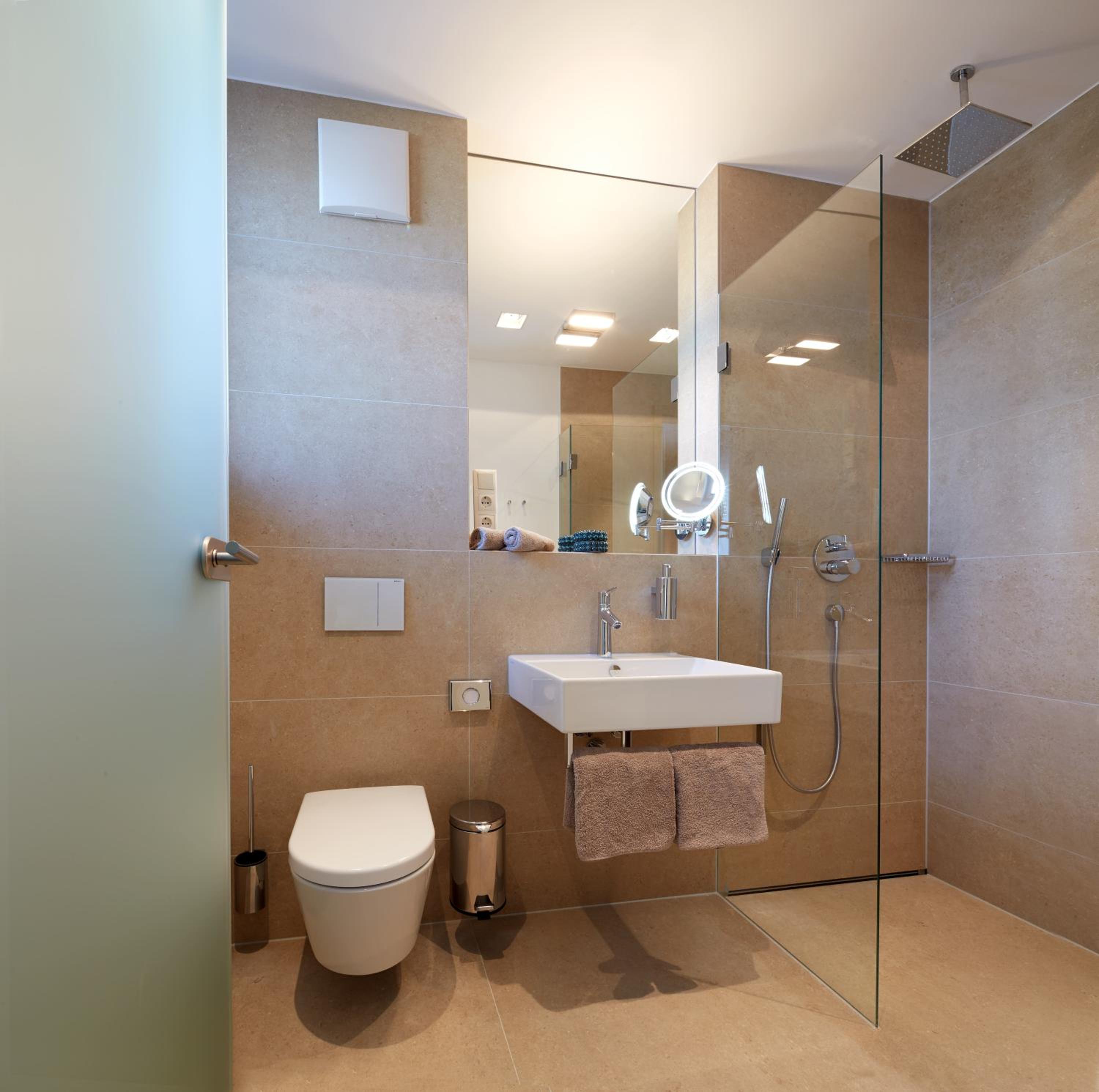 Deluxe Double Room with Balcony - Photo 7