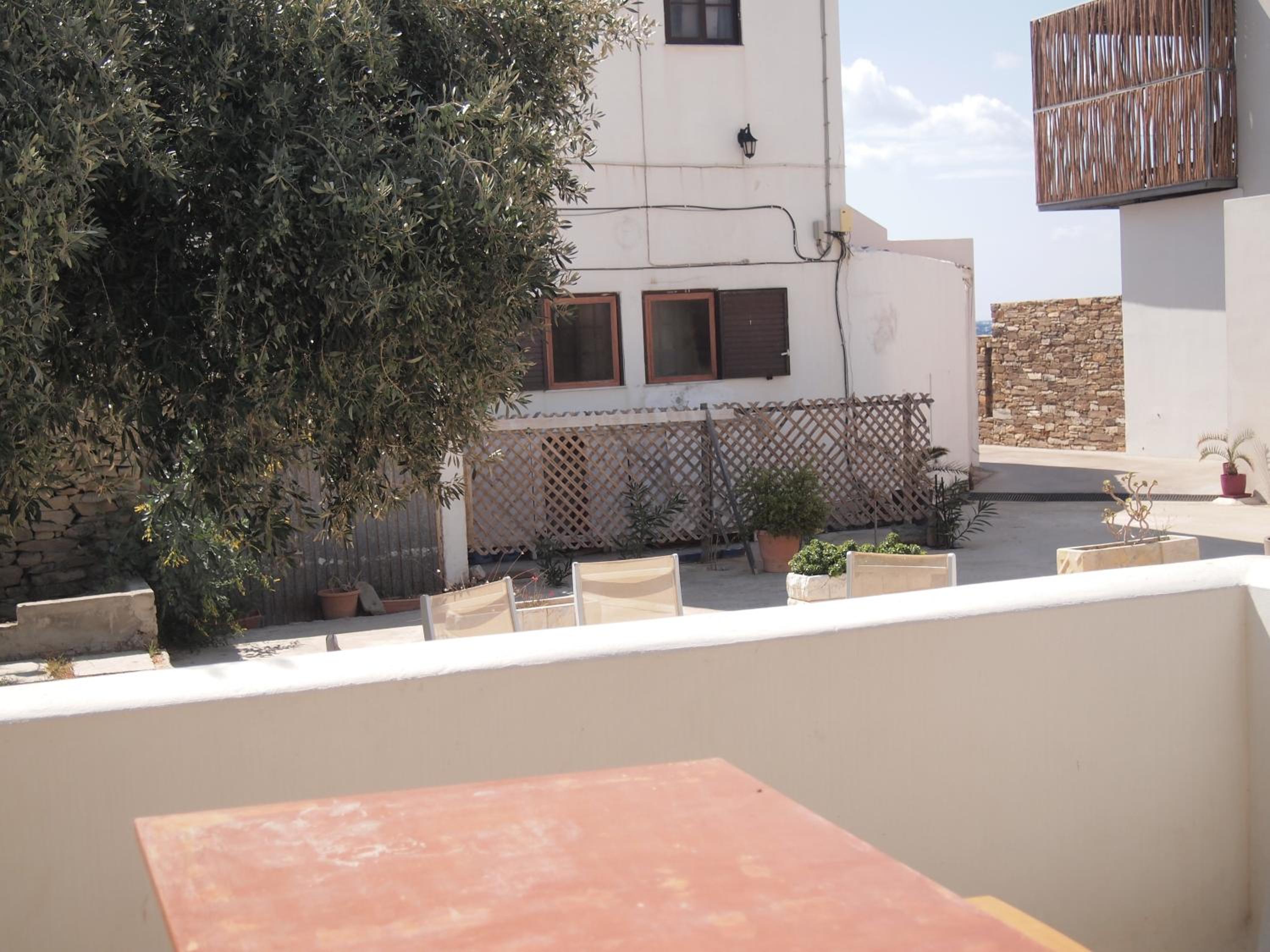 One-Bedroom Apartment - Photo 2