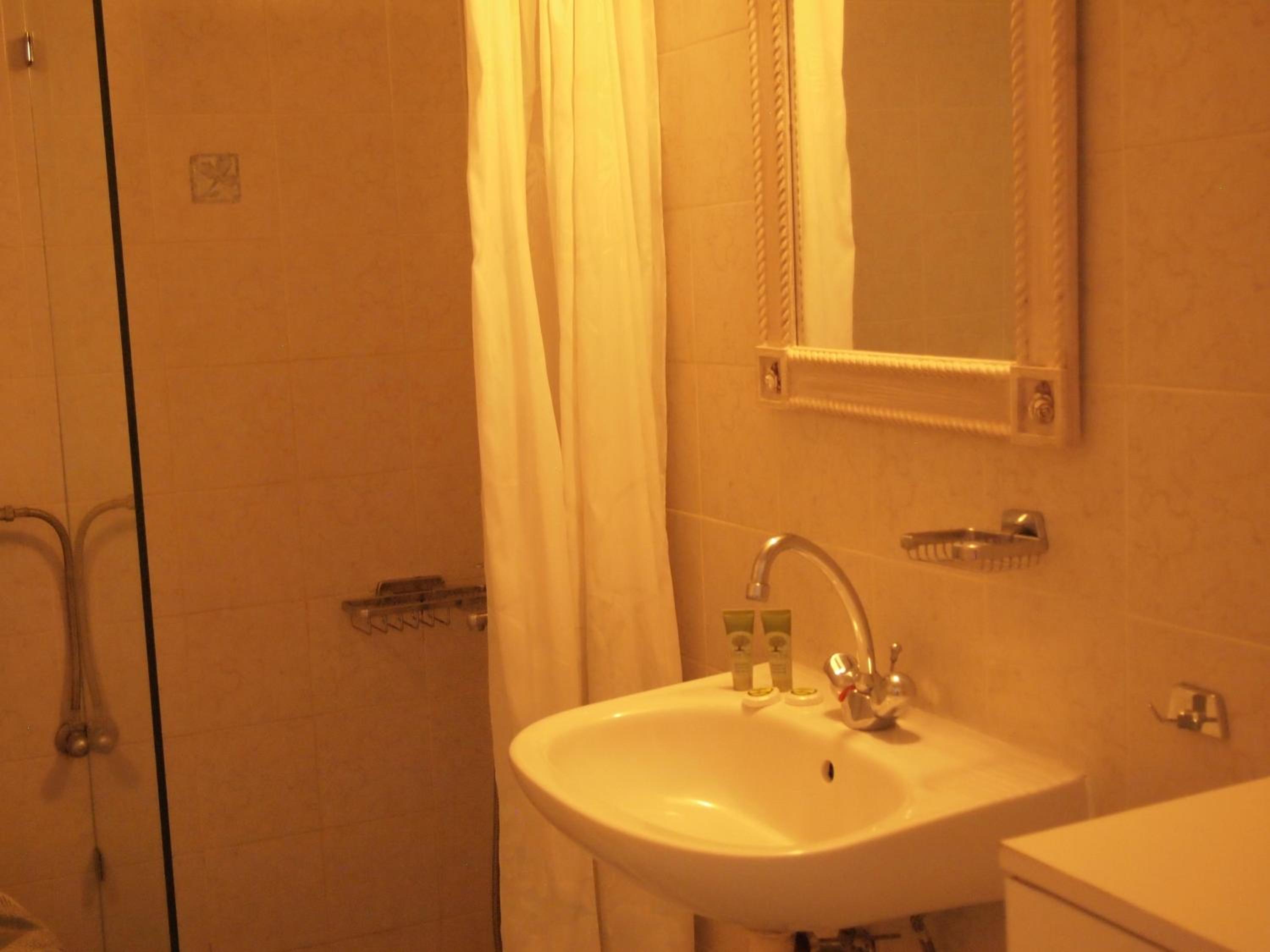 One-Bedroom Apartment - Photo 3