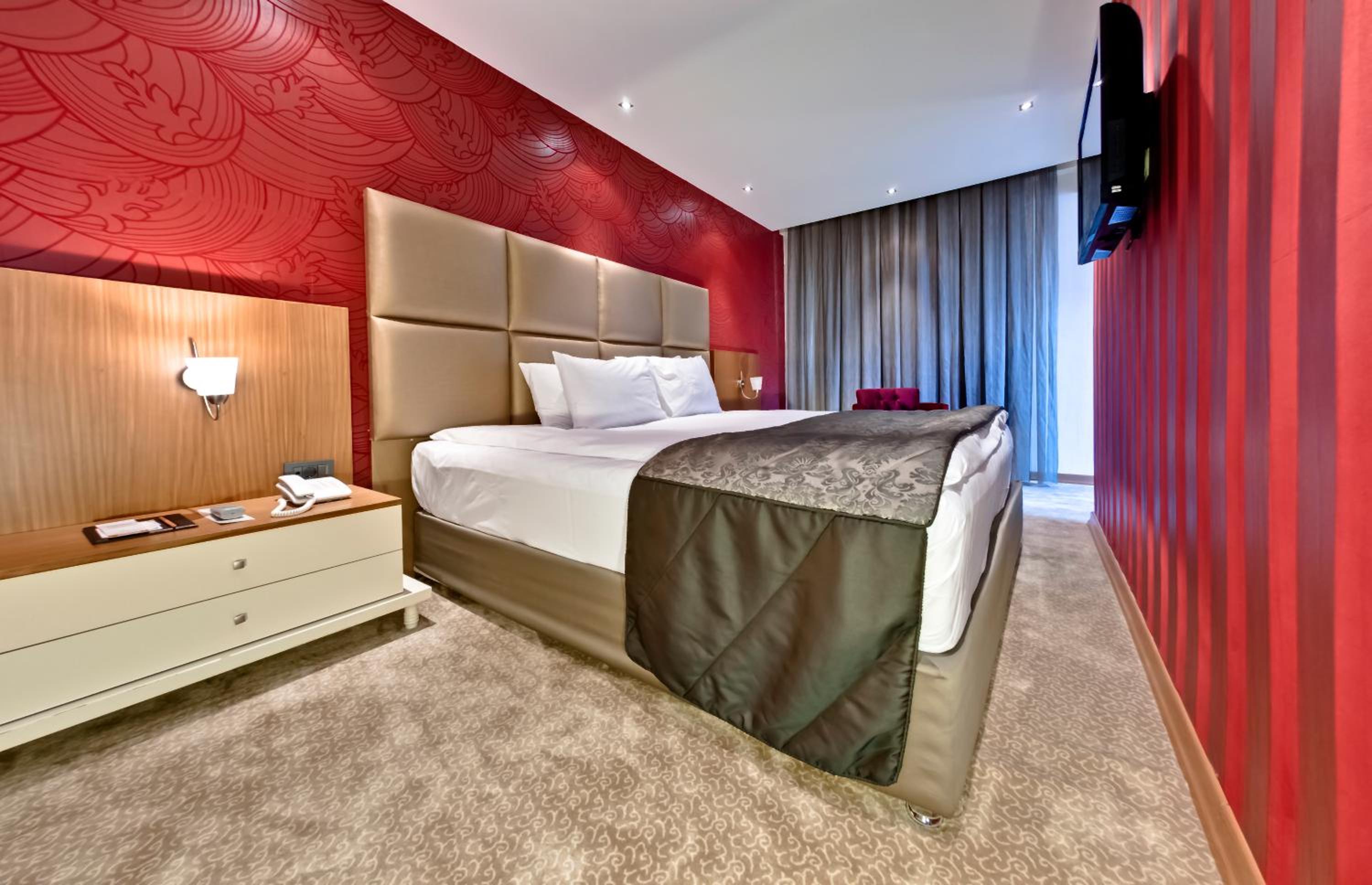 Honeymoon Suite