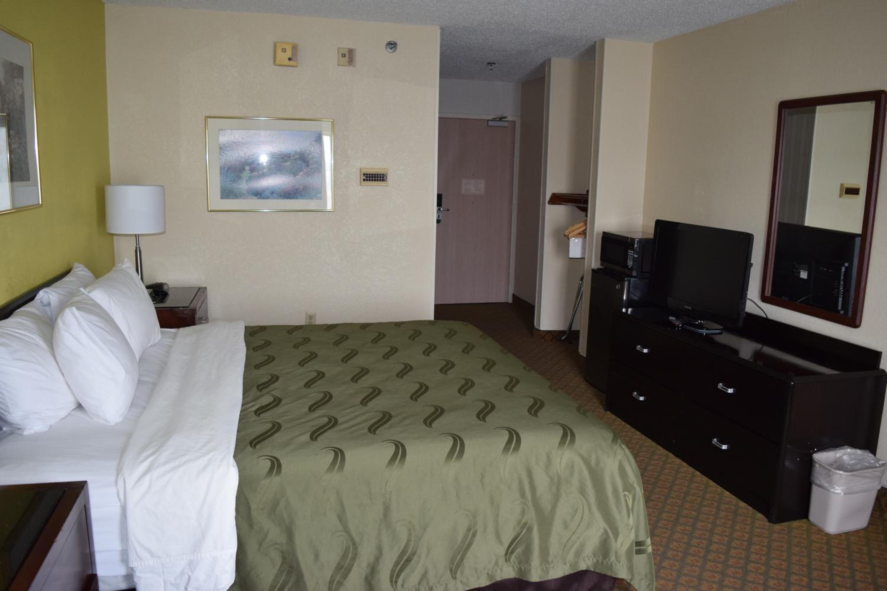 Standard King Room - Non-Smoking  - Photo 2
