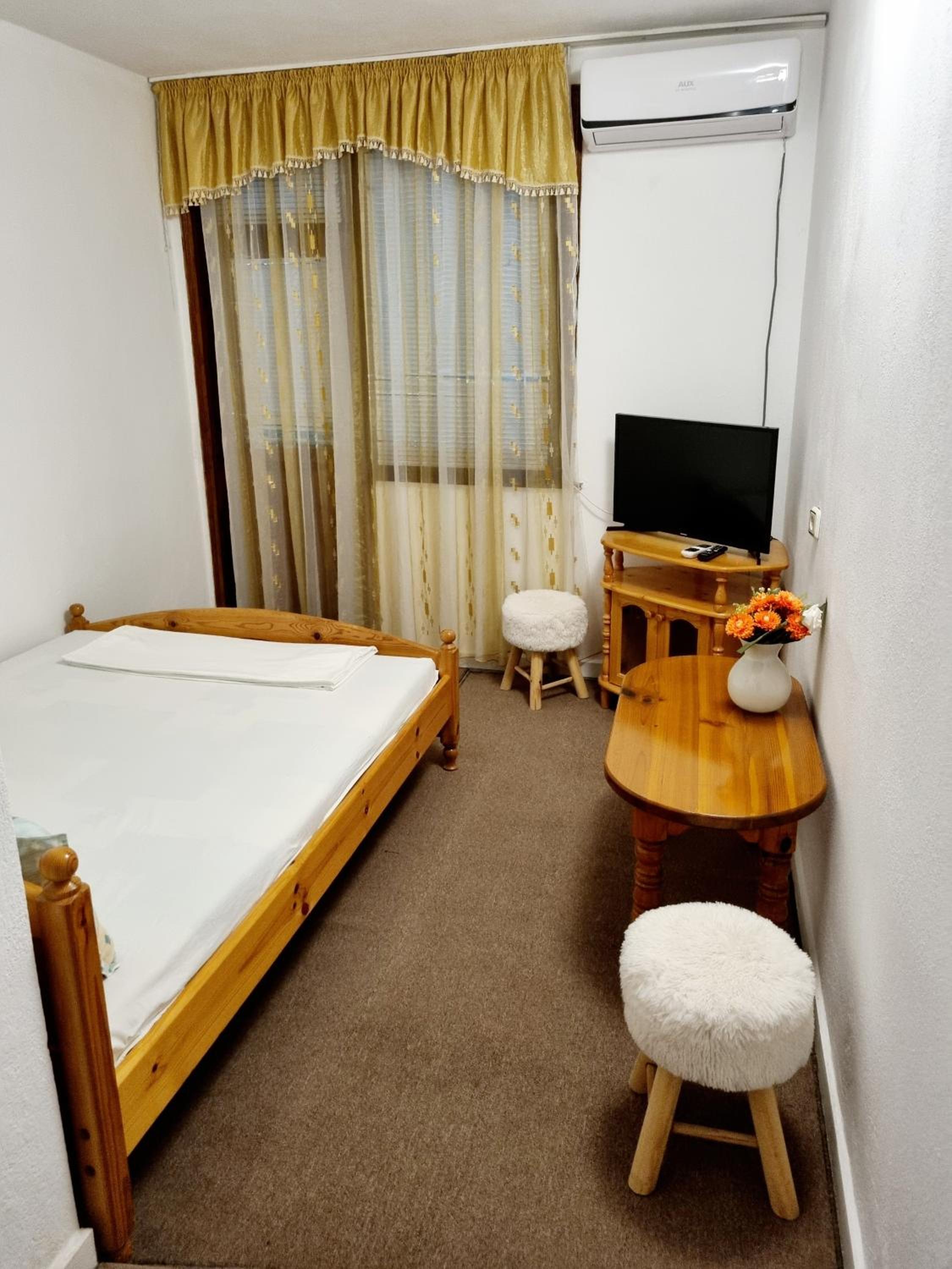 Deluxe Double Room with Balcony - Photo 4