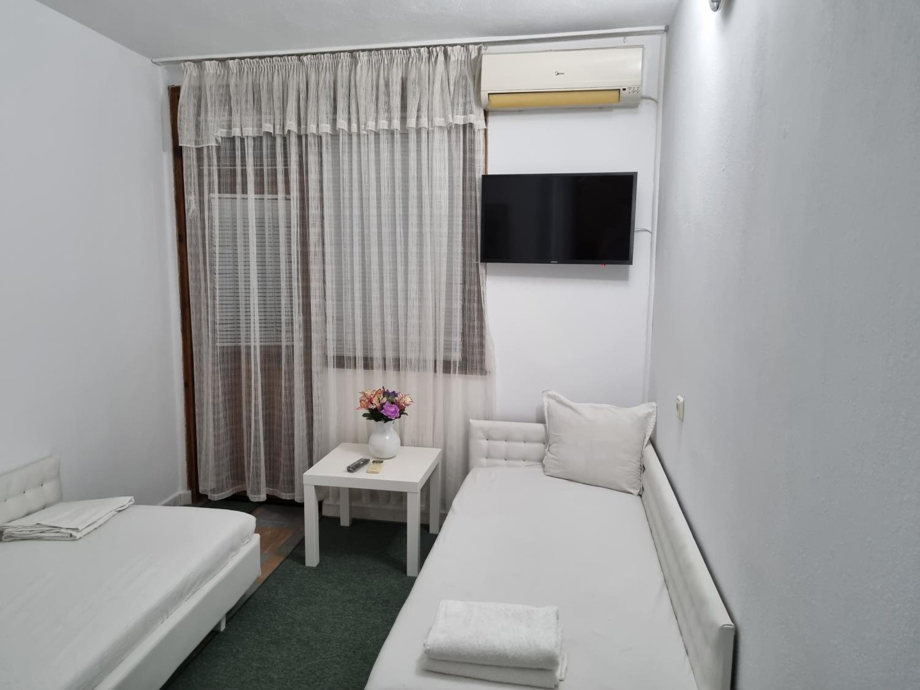 Twin Room with Balcony - Photo 2