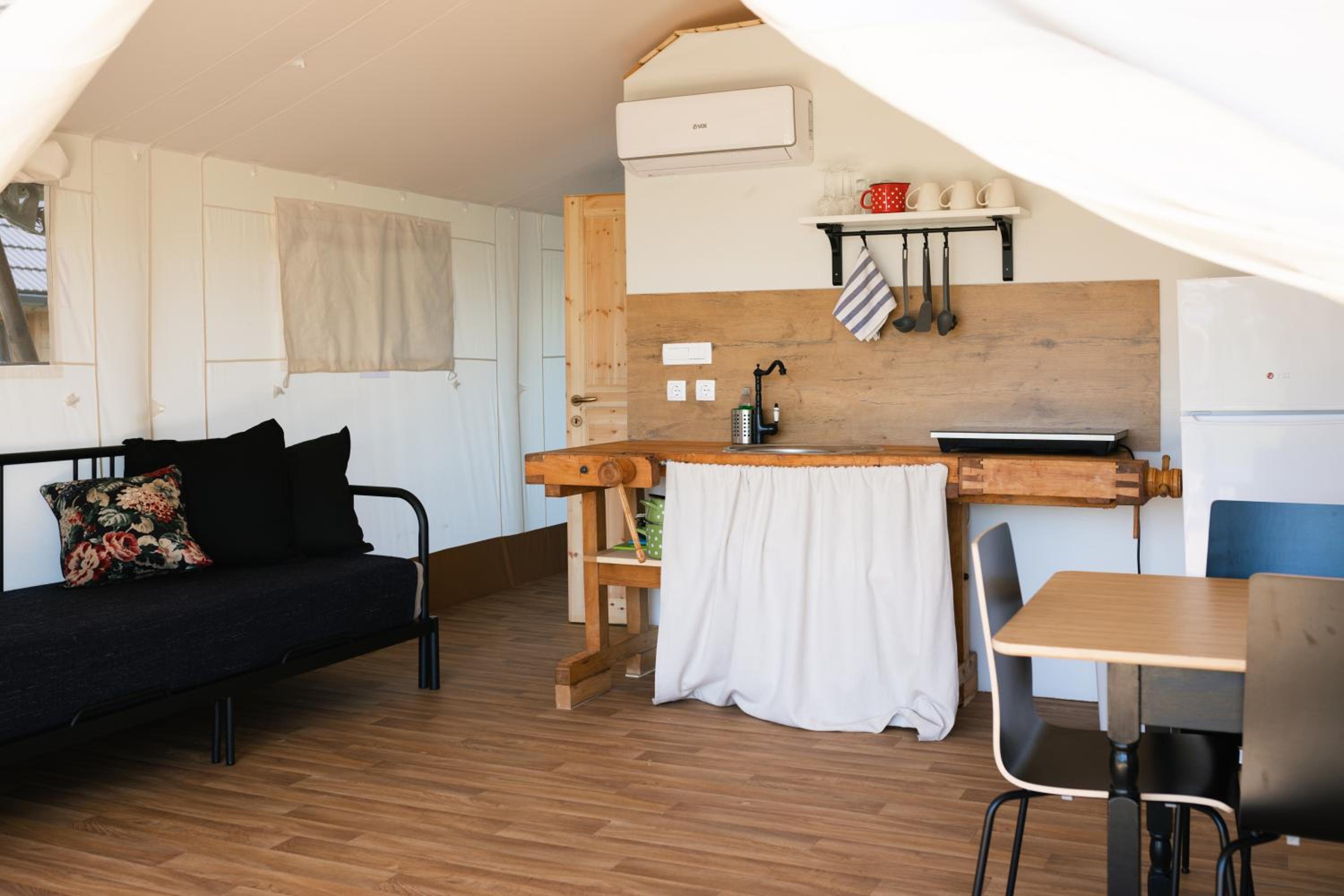 Deluxe Glamping Tent with ensuite Bathroom & Outdoor Tub photo 3