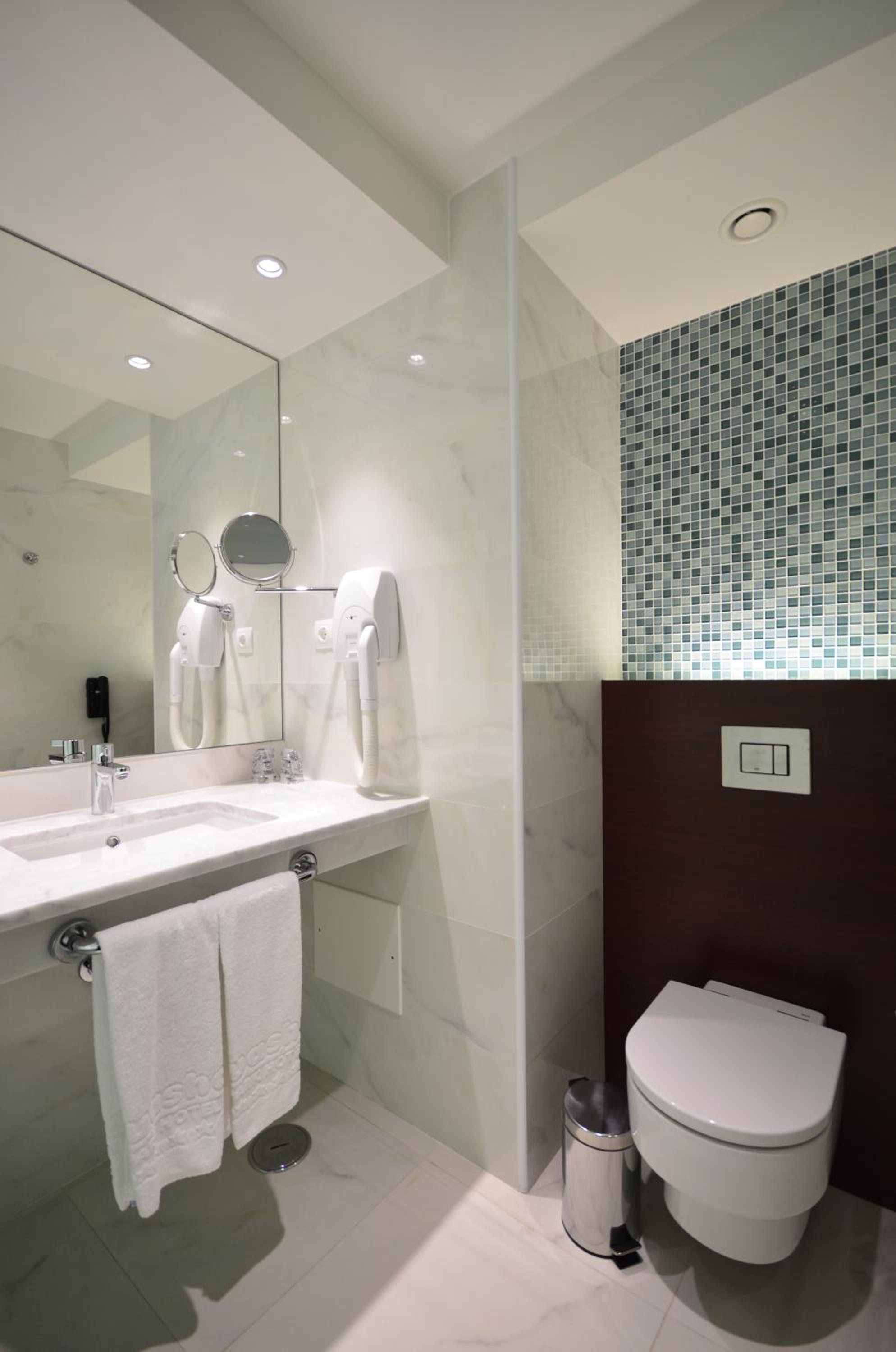 Twin Room (2 Adults) photo 3