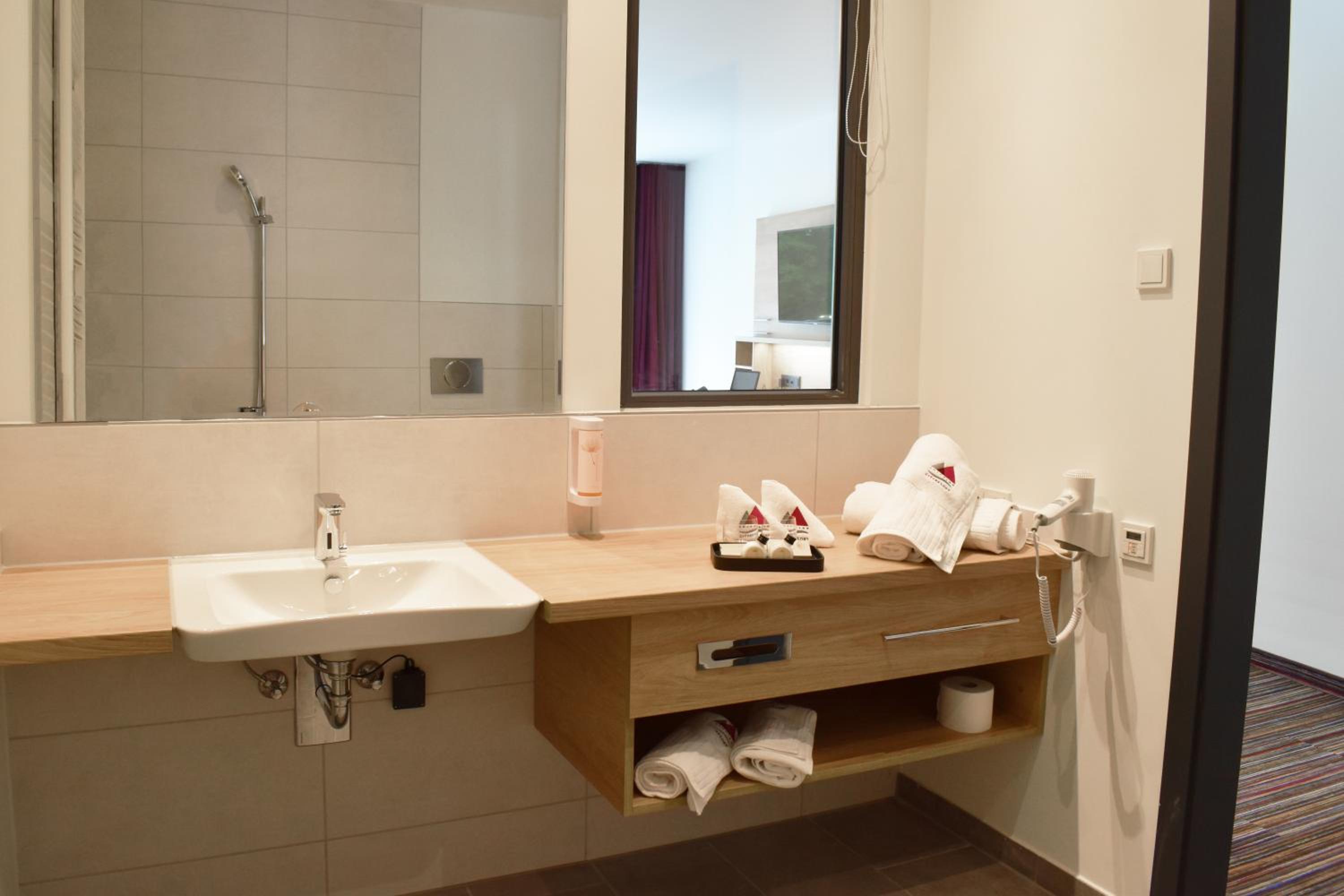 Double Room - Disability Access - Photo 3