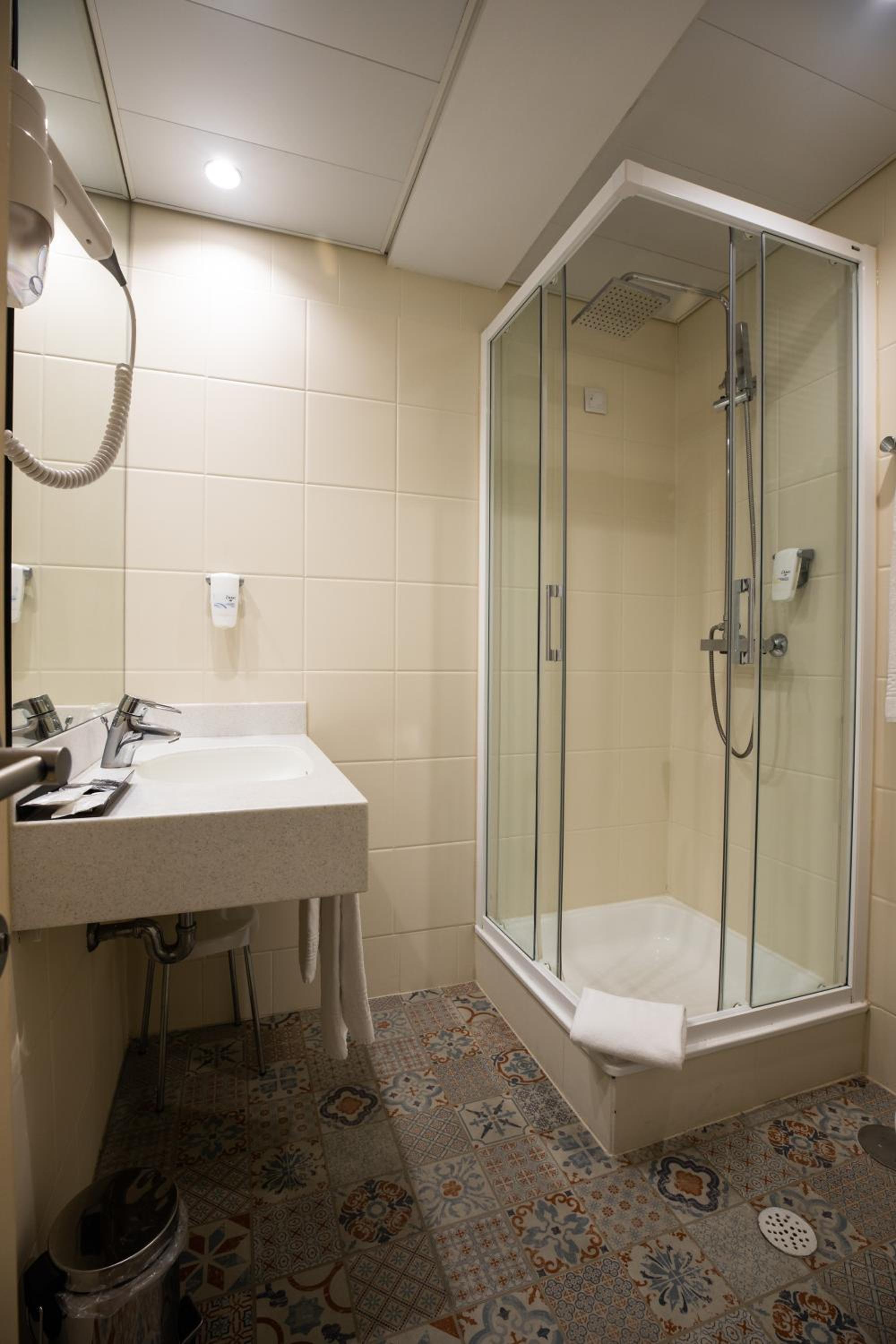 Double or Twin Room - Photo 8
