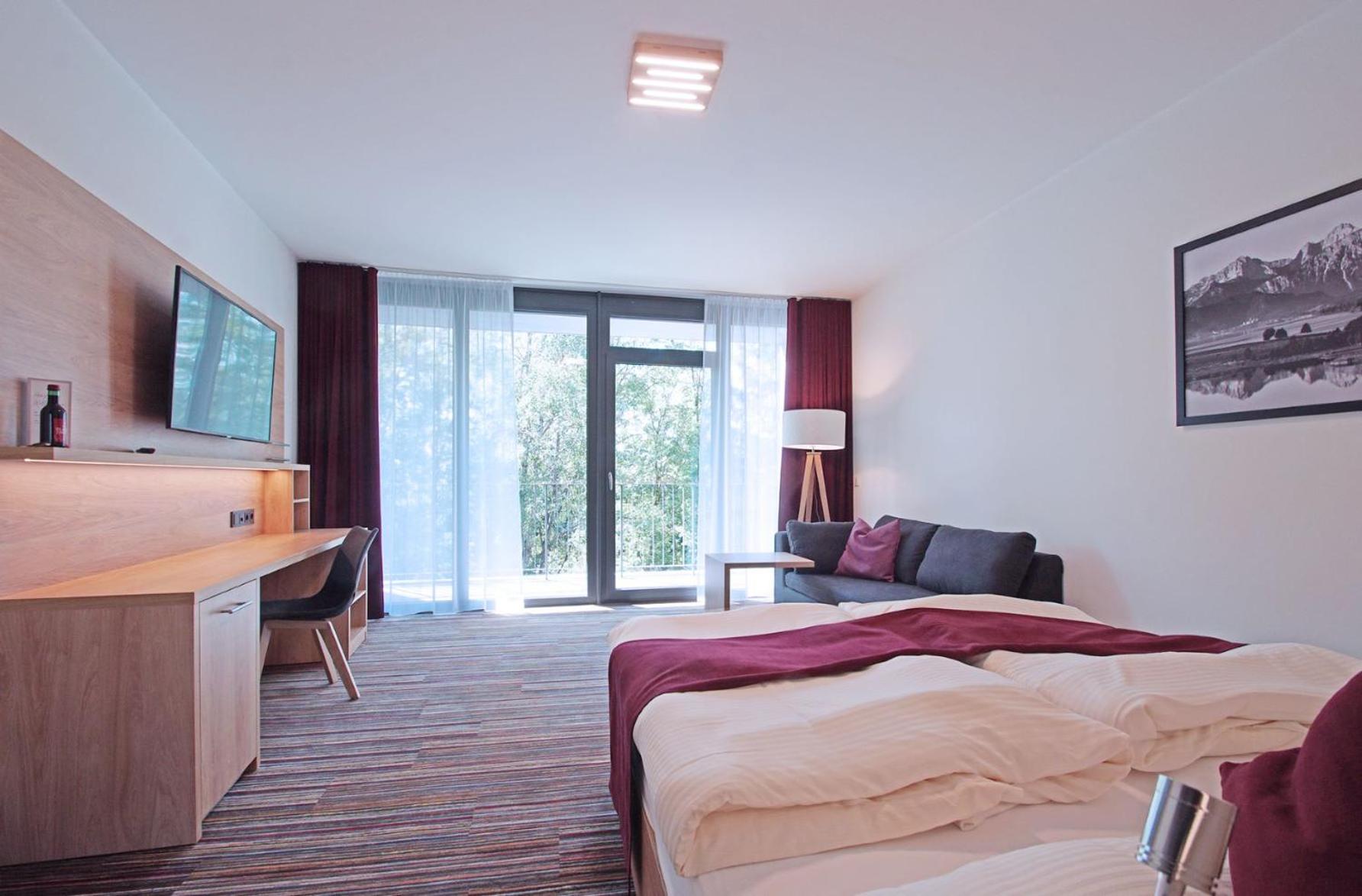 Deluxe Double Room with Balcony - Photo 4