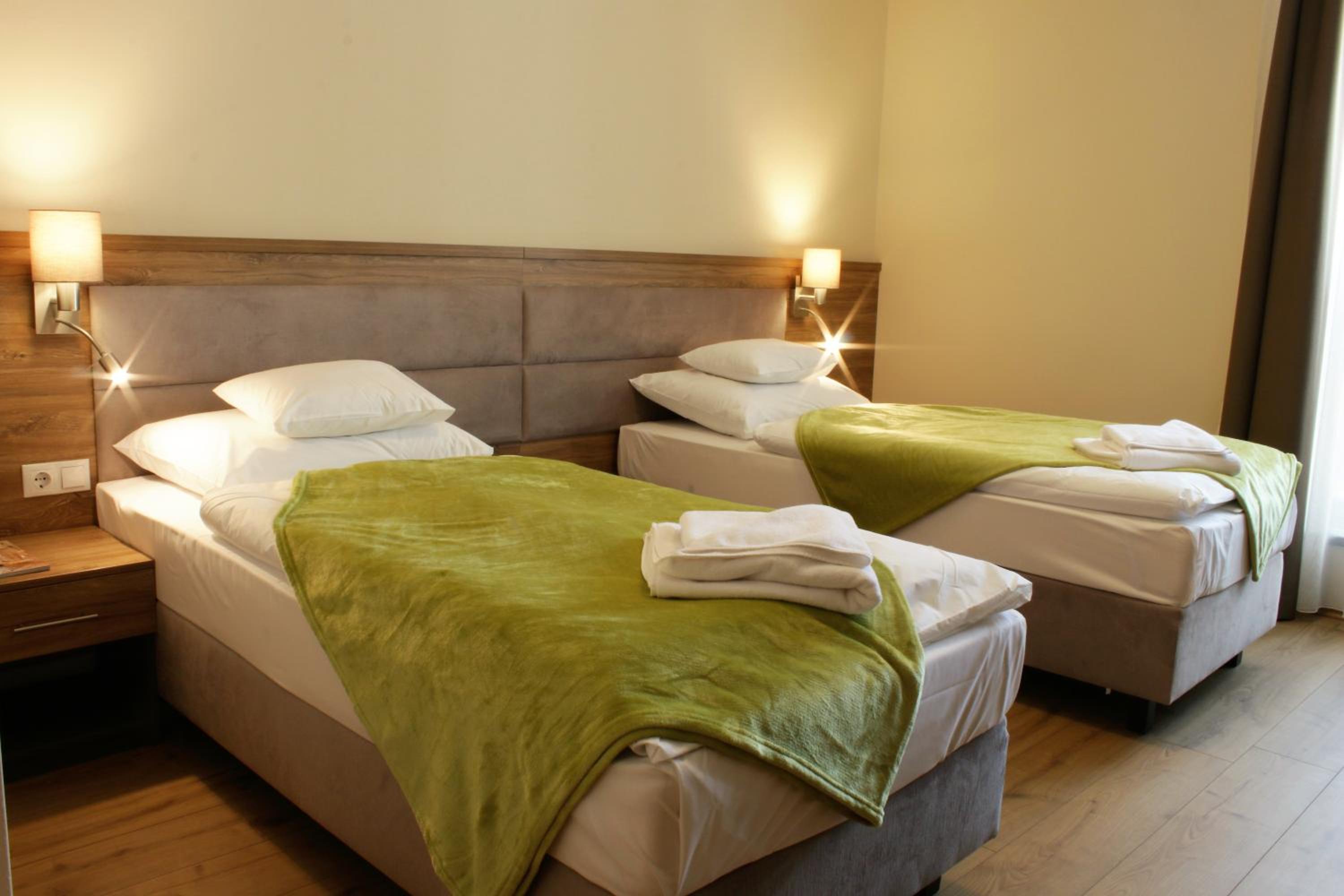 Standard Double or Twin Room - Photo 8