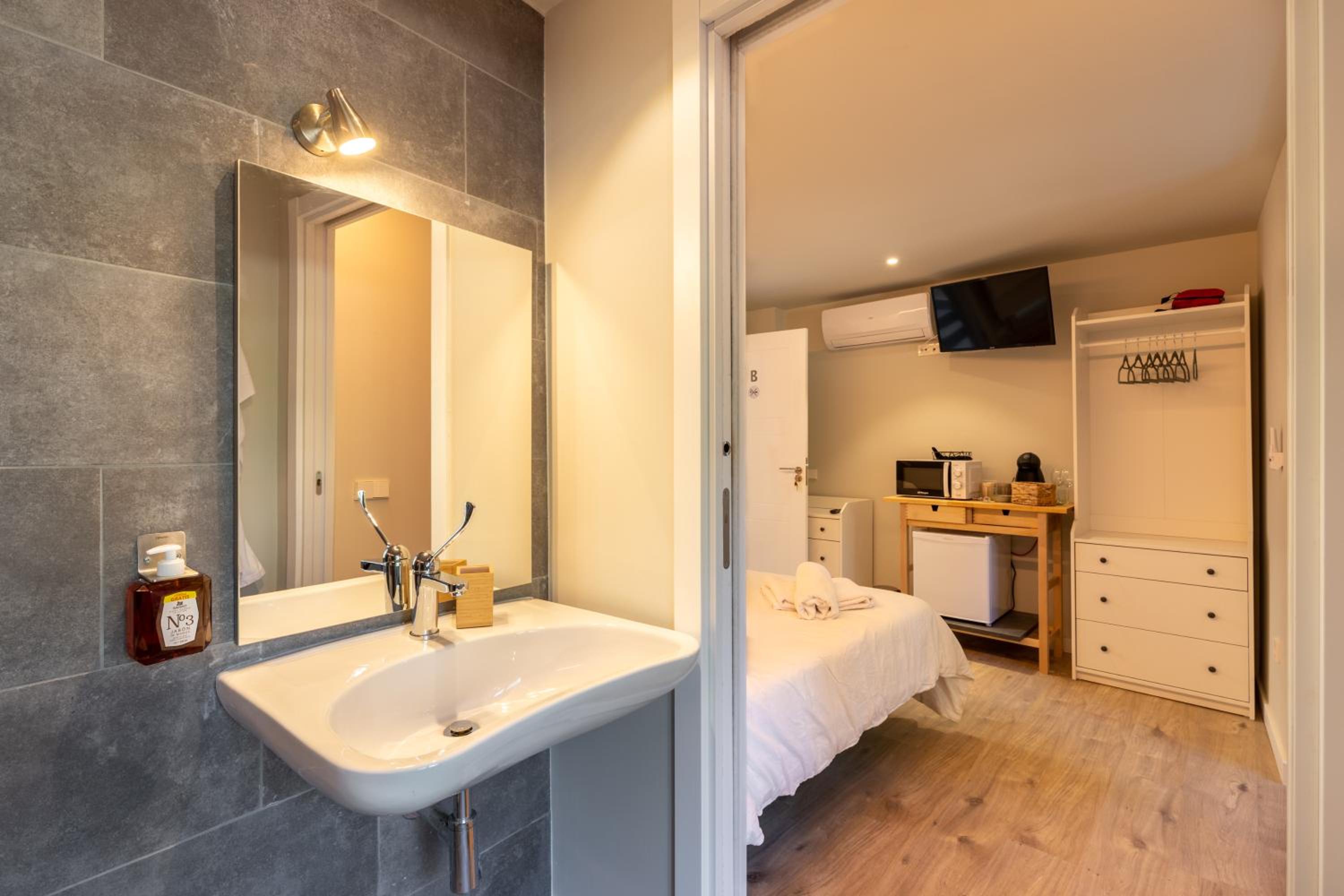 Double Room with Private Bathroom - Photo 3