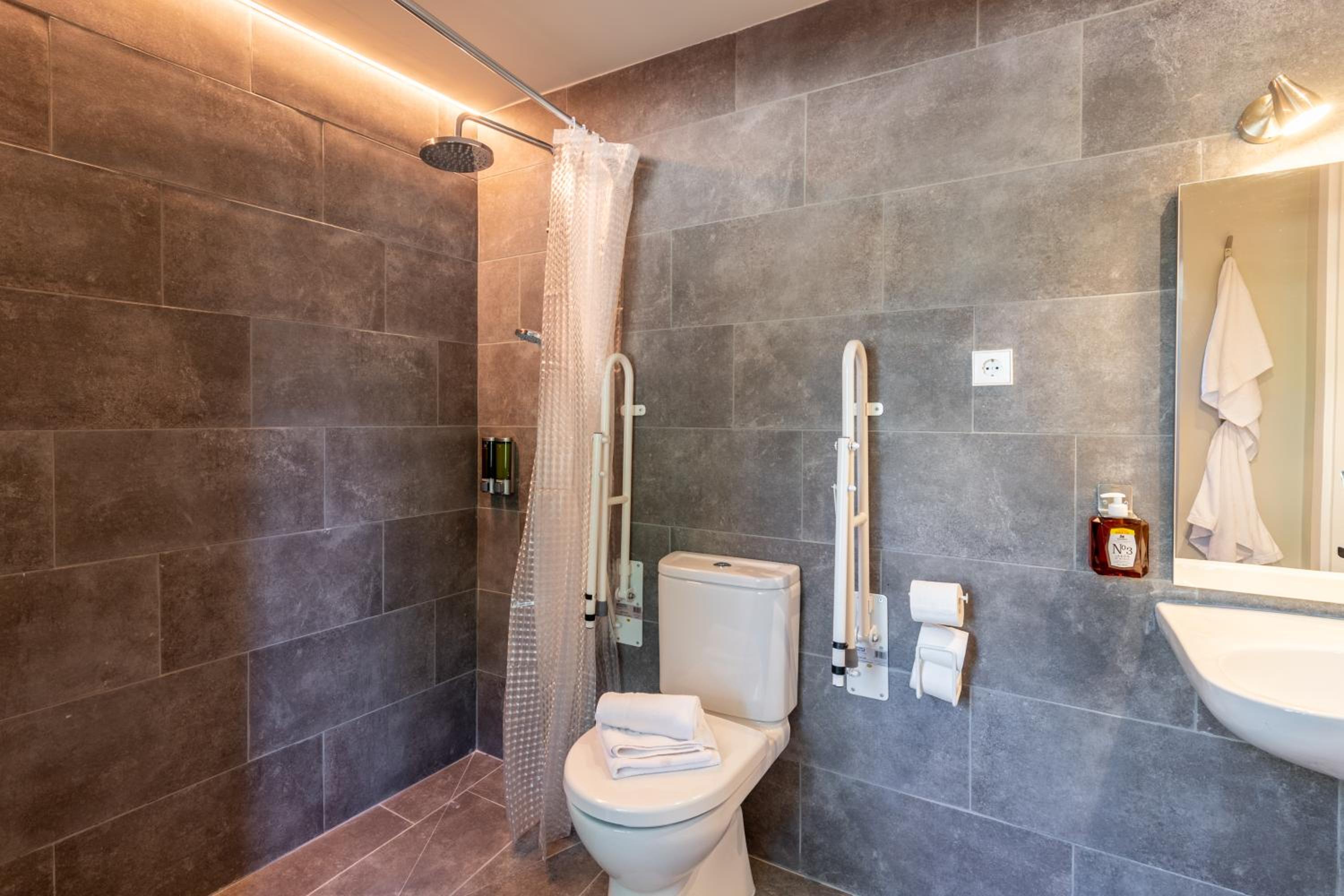 Double Room with Private Bathroom - Photo 5