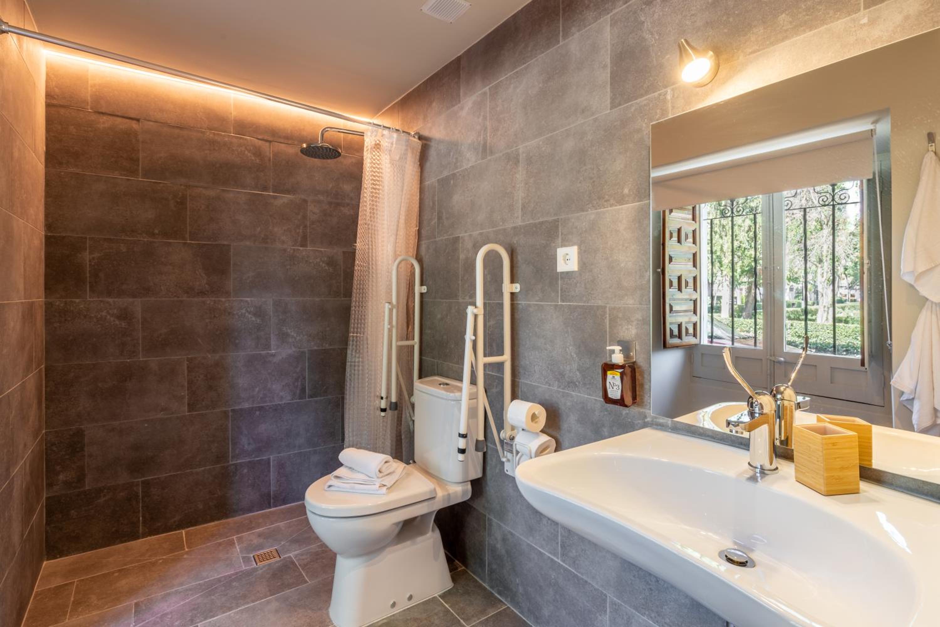 Double Room with Private Bathroom - Photo 4