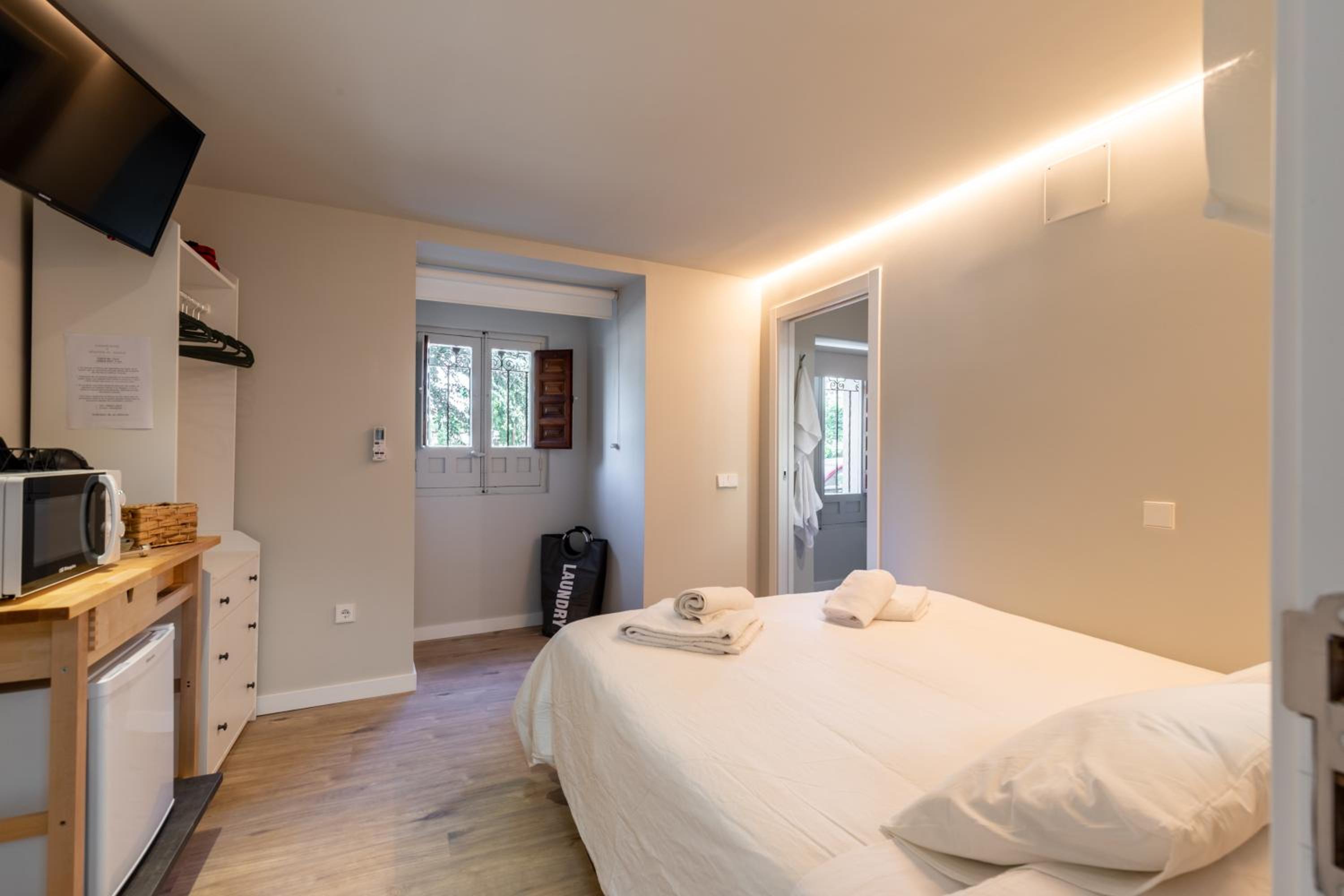 Double Room with Private Bathroom - Photo 2