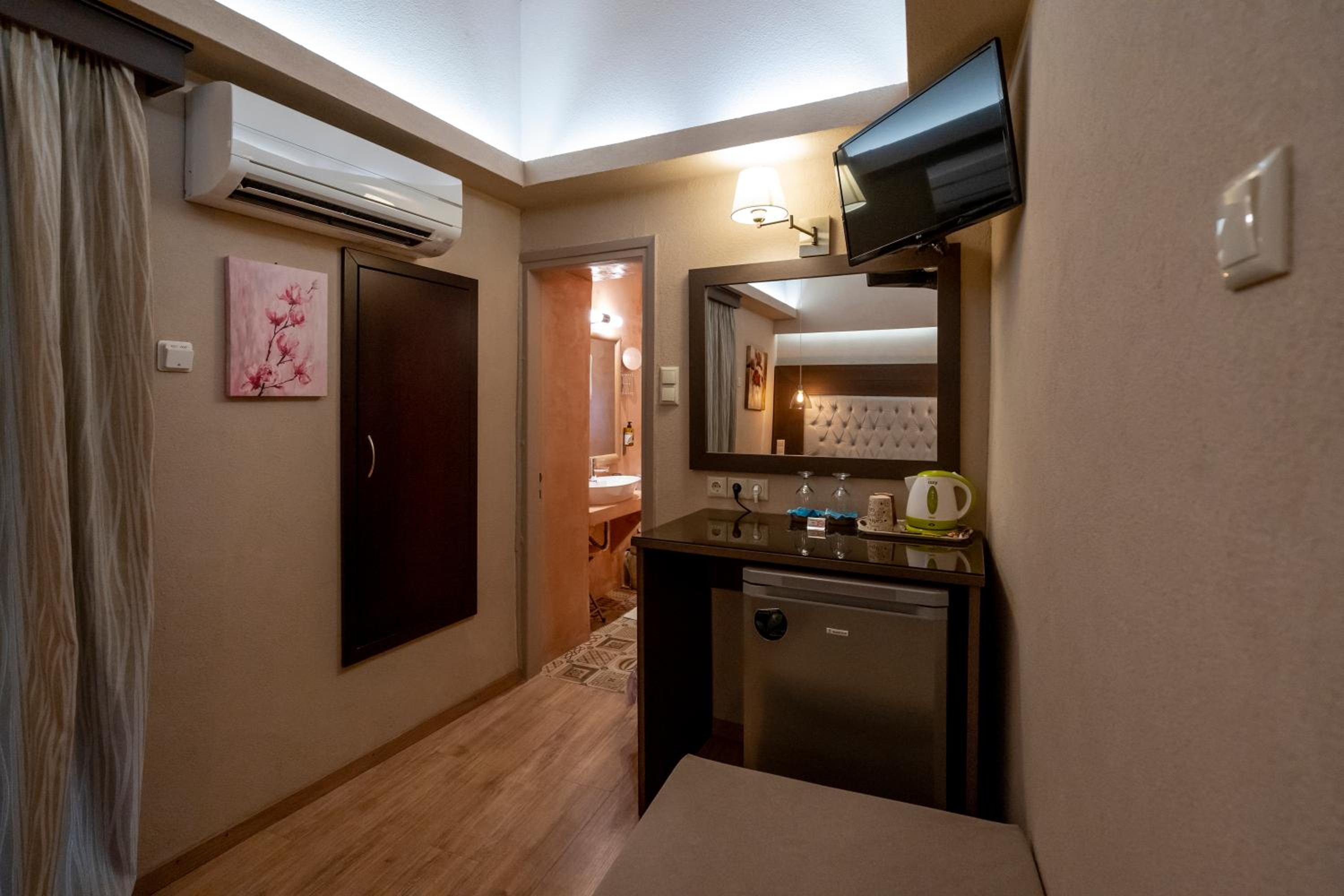 Double Room with Balcony - Photo 4