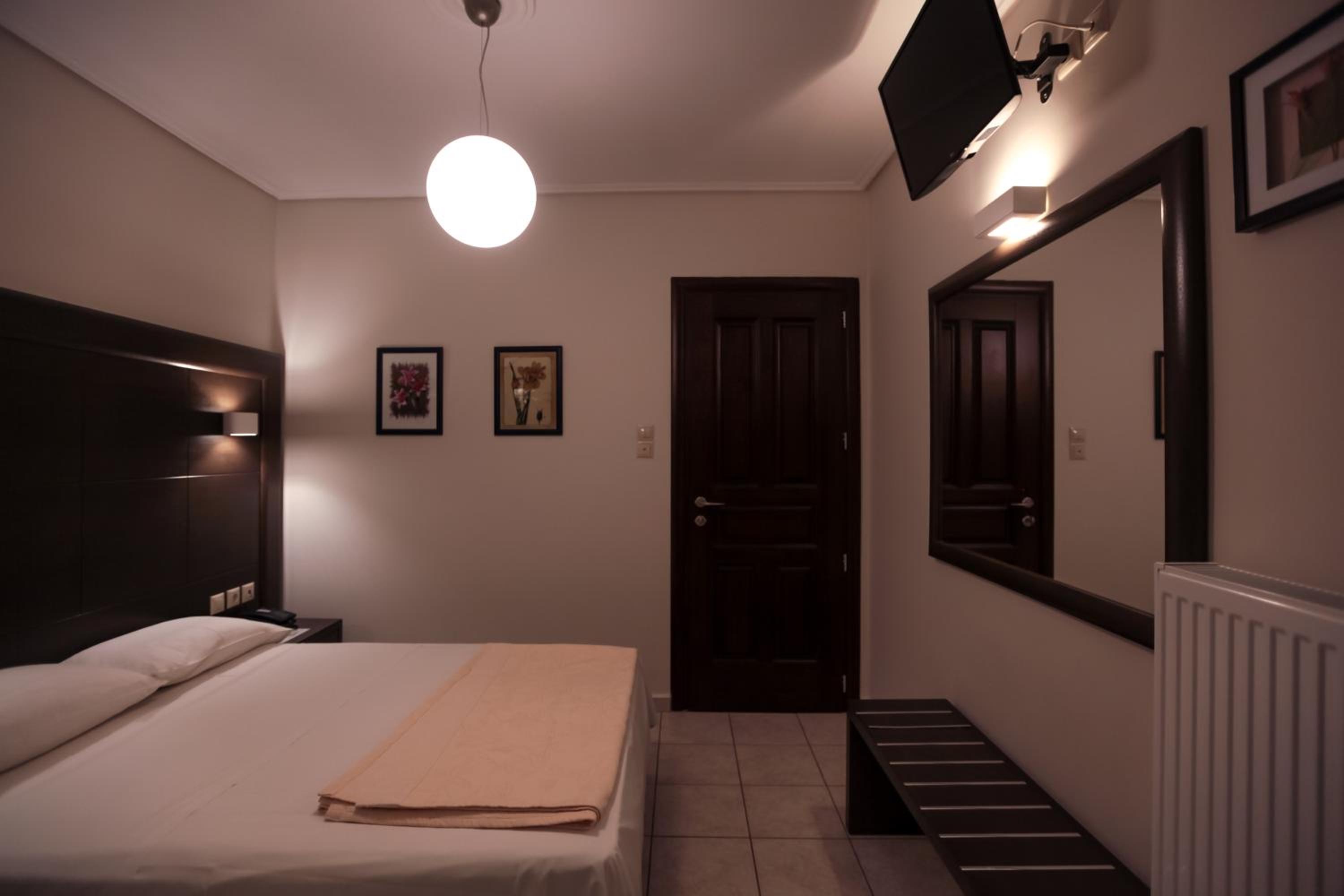 Double Room with Balcony - Photo 11