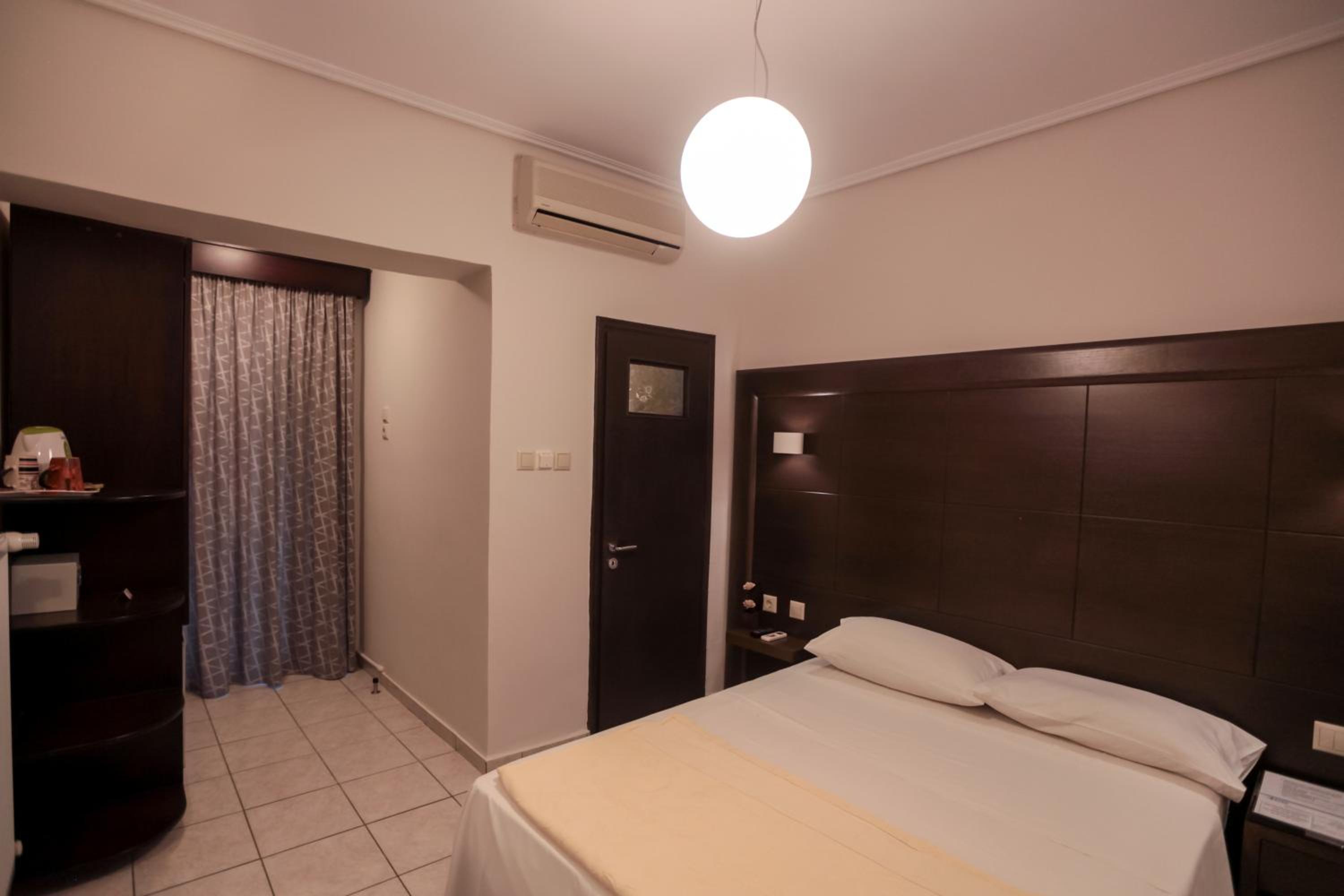 Double Room with Balcony - Photo 3