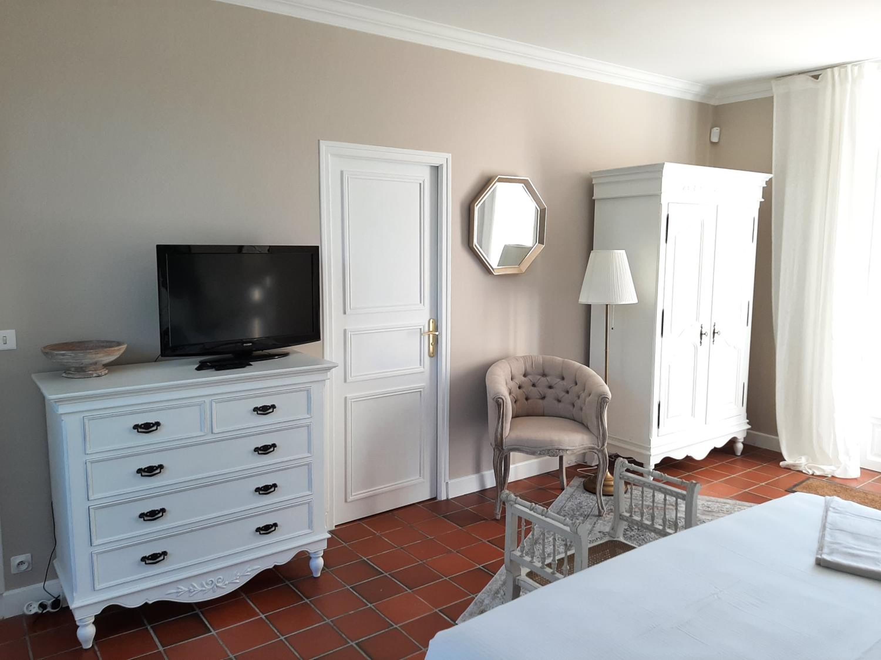 Double Room with Pool View - Photo 2
