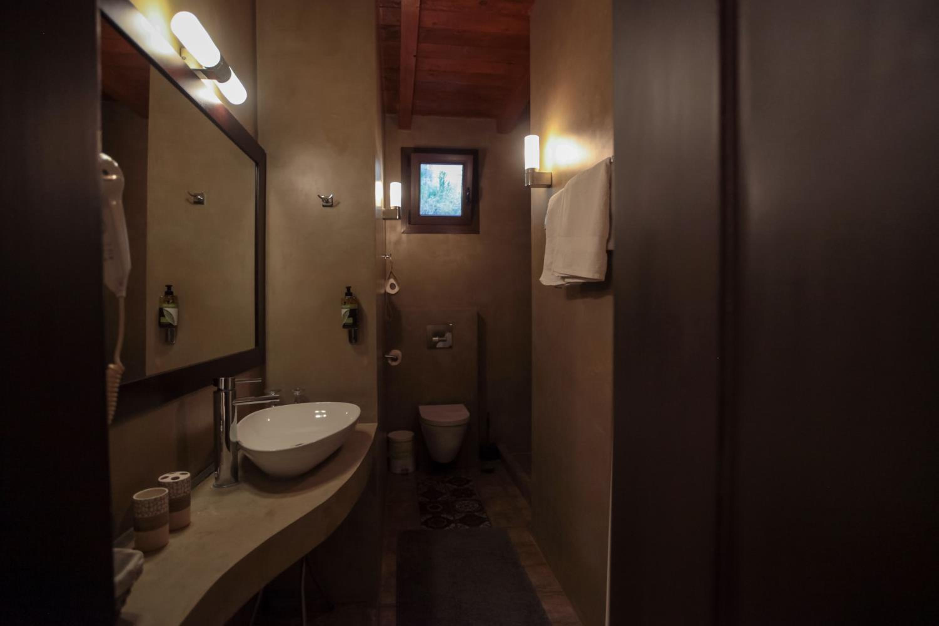 Double Room with Balcony - Photo 2