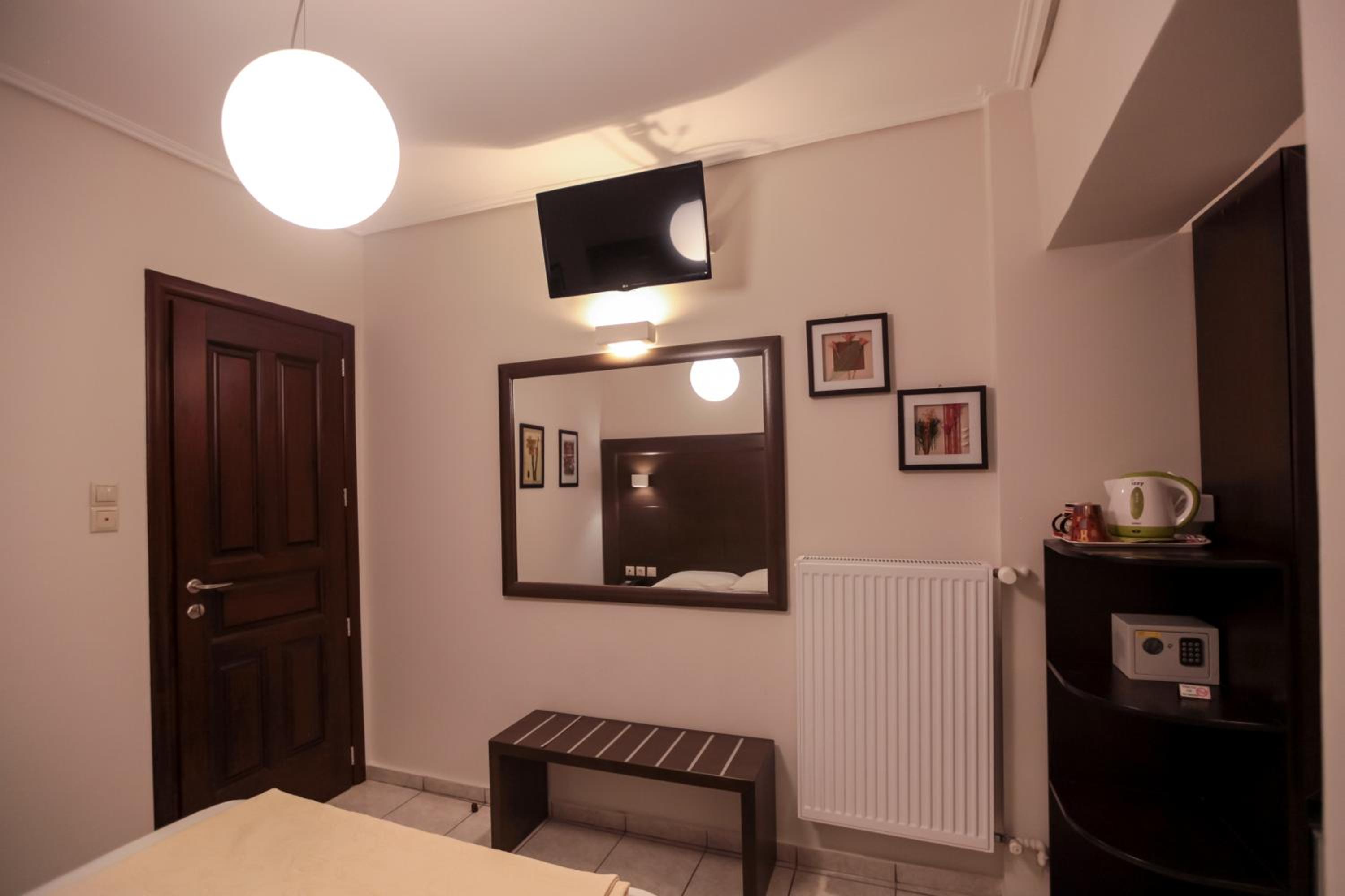 Double Room with Balcony - Photo 14