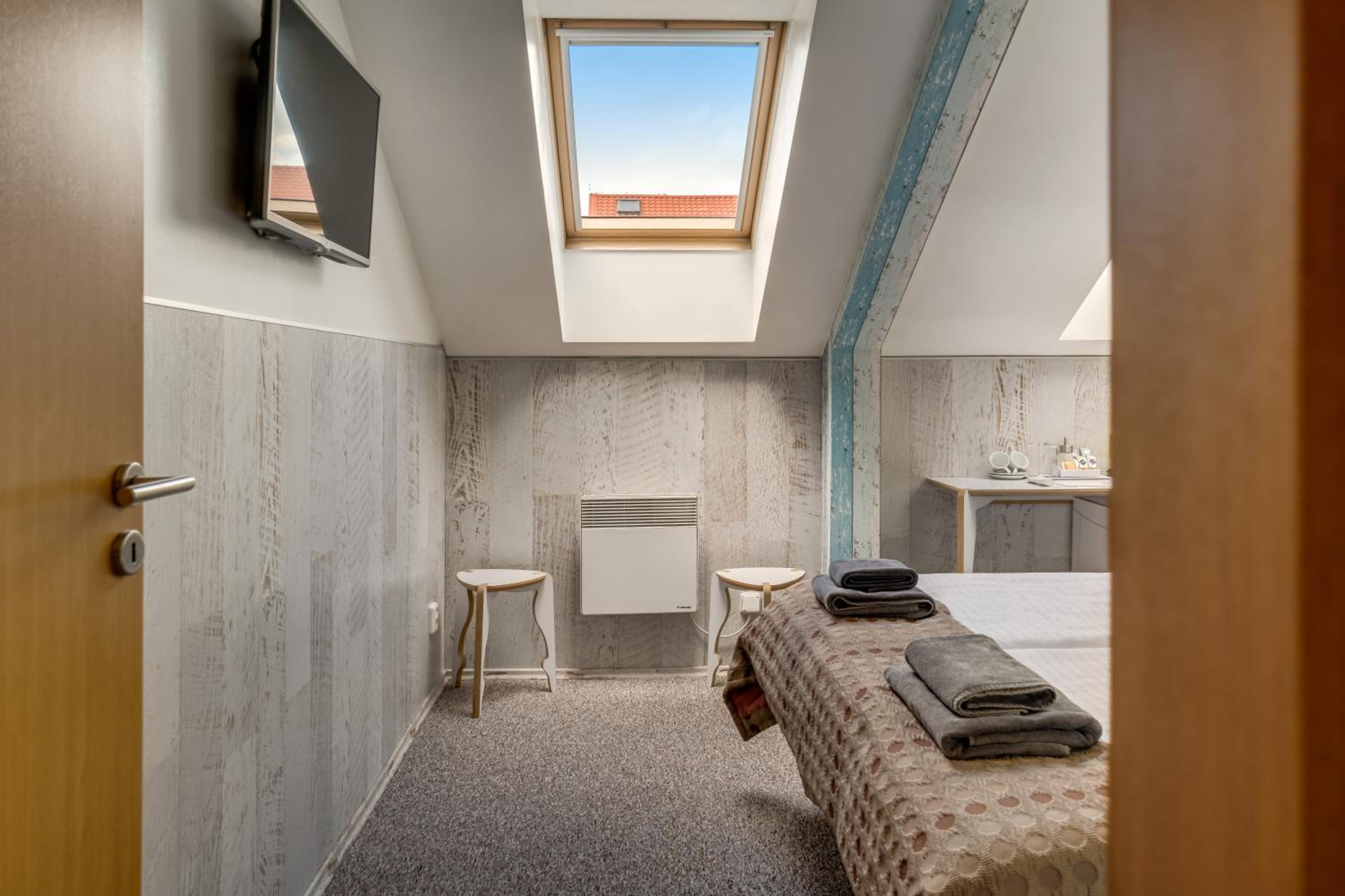Double or Twin Room - Photo 7