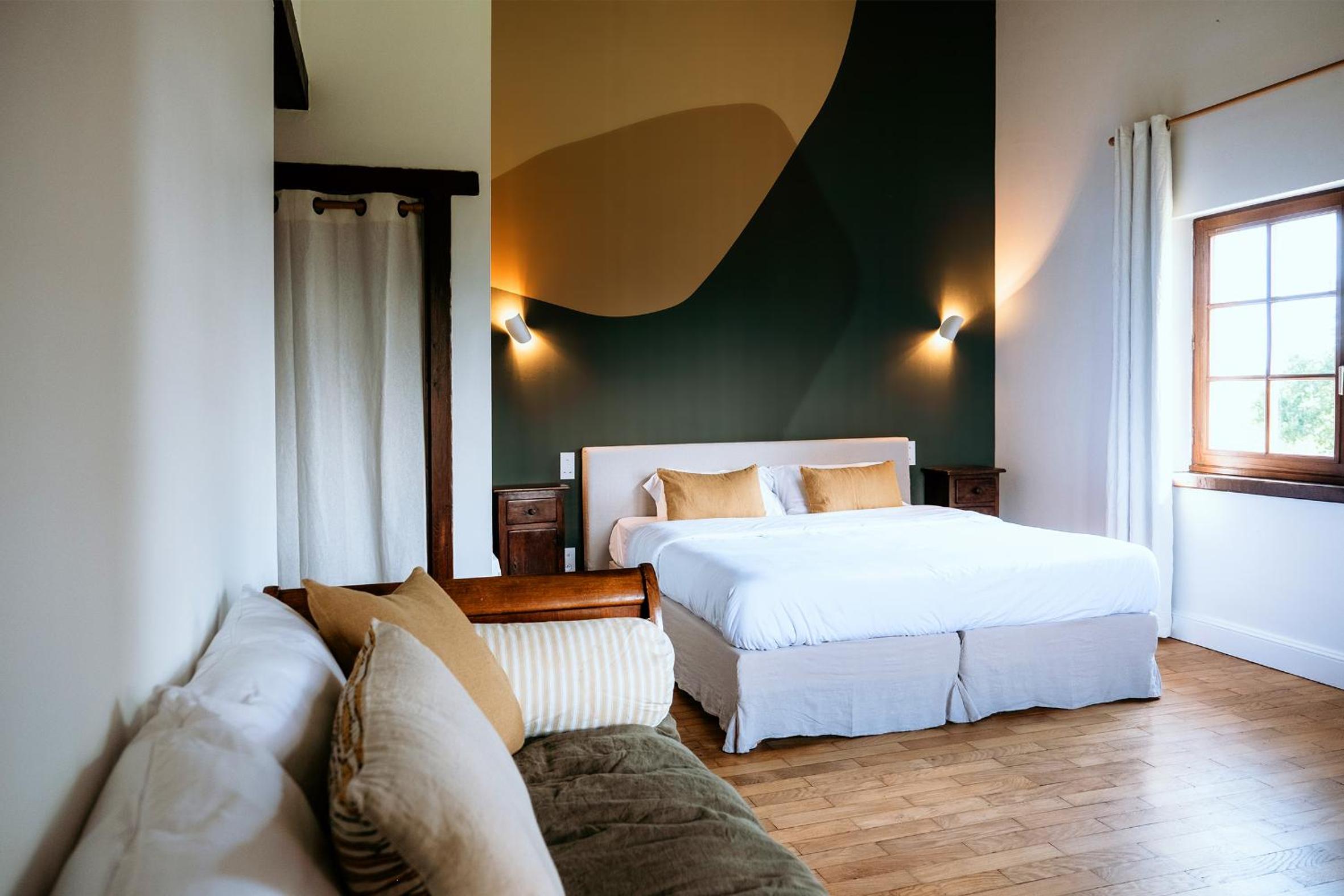 Deluxe Double Room (2 Adults + 1 Child) photo 2