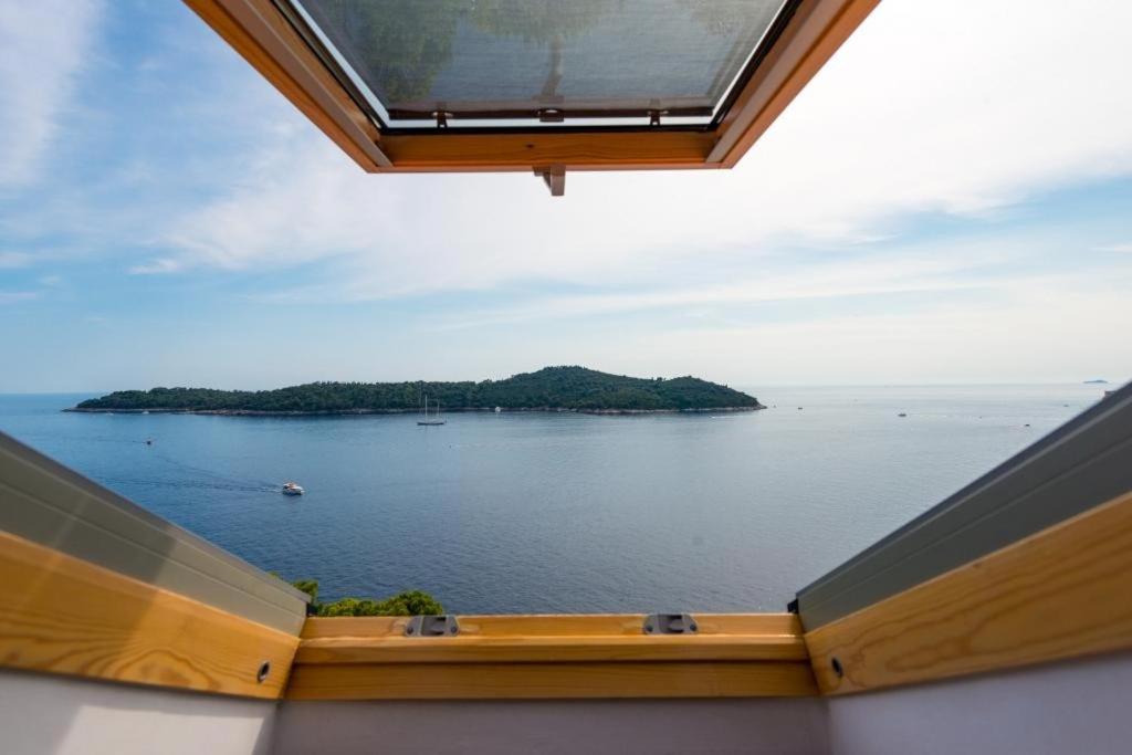 Comfort Two Bedroom Apartment with Terrace and Sea View photo 2