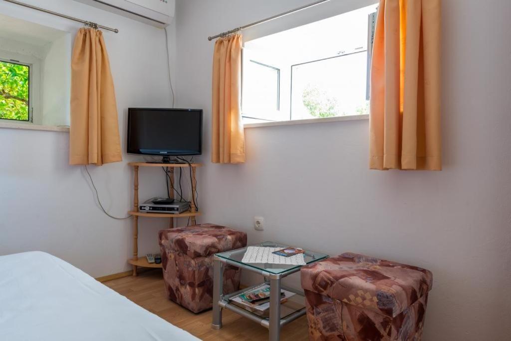 One Bedroom Apartment with Terrace and Sea View photo 3