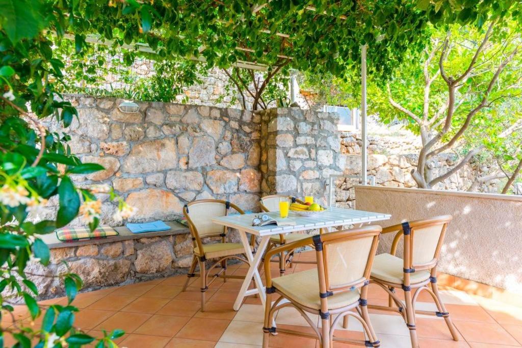 Comfort Two Bedroom Apartment with Terrace and Sea View photo 3
